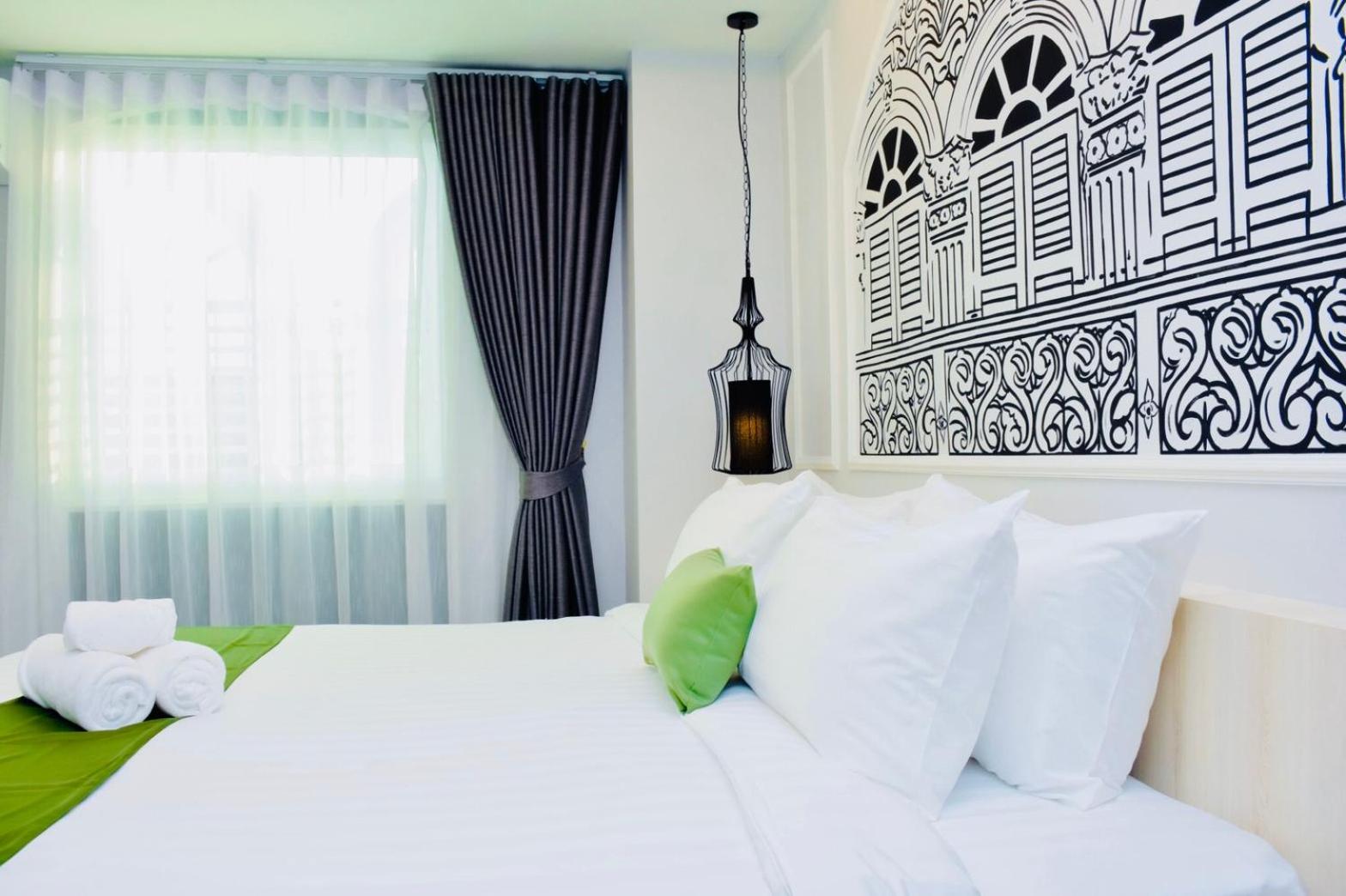 Deluxe King Room - Photo 16