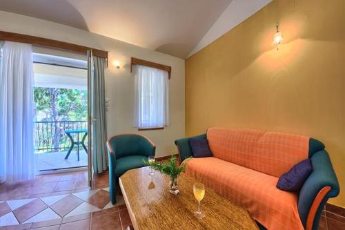 One-Bedroom Apartment with Partial Sea view and Balcony photo 3
