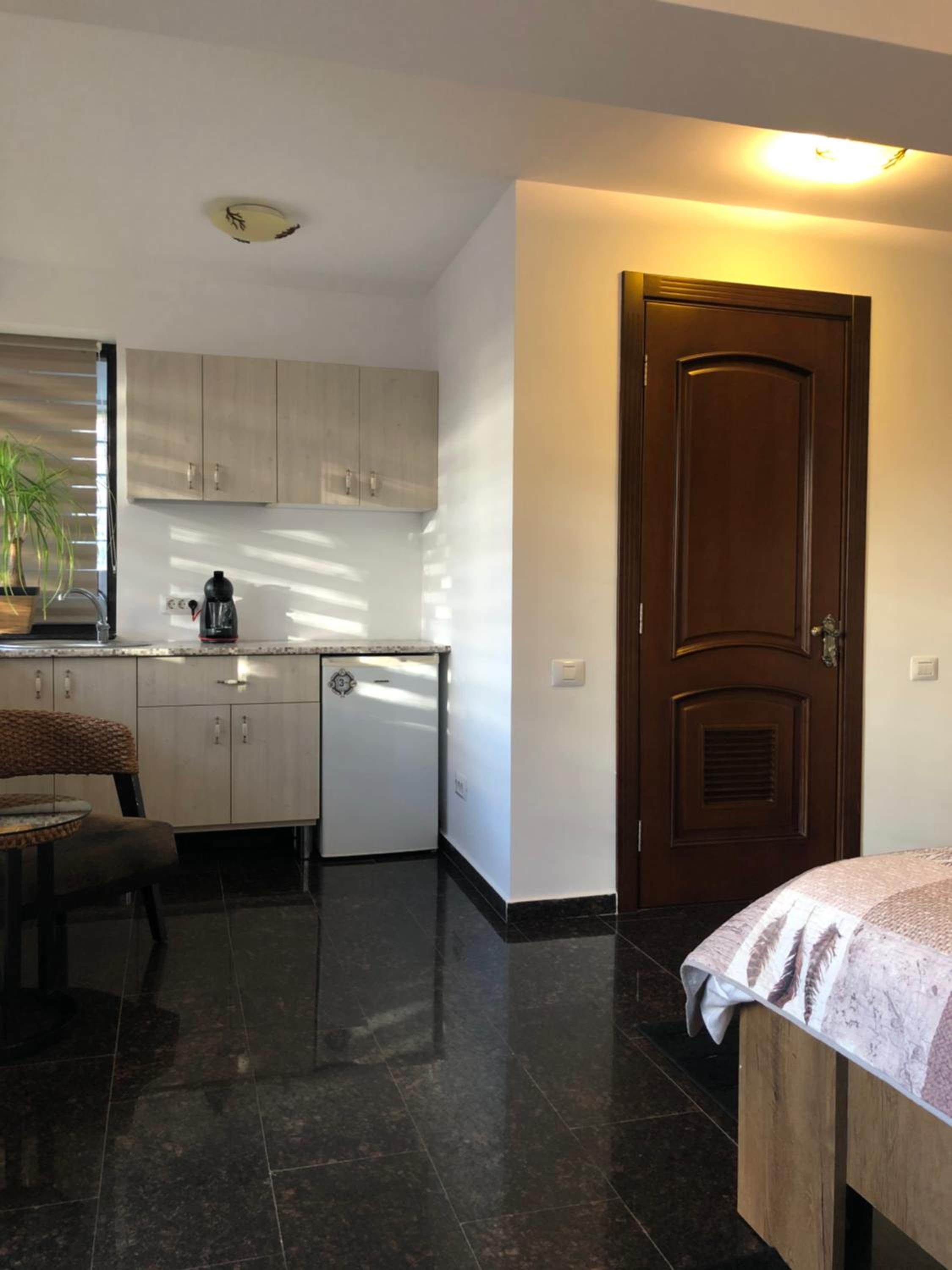 Double Room with Private Bathroom - Photo 7