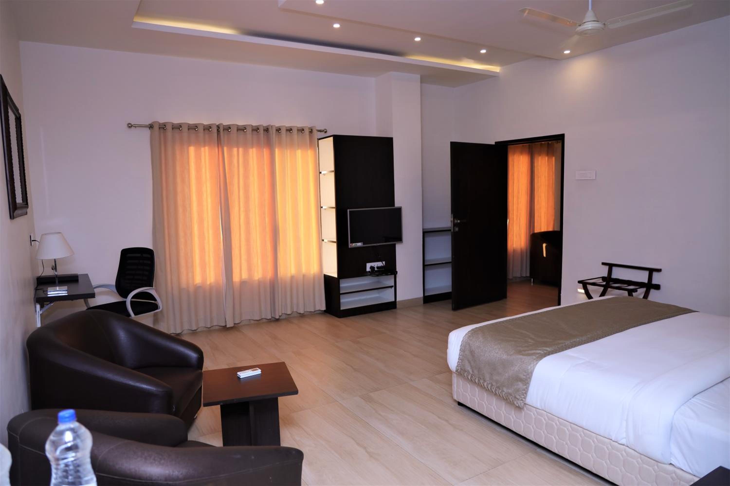 King Suite - Photo 3
