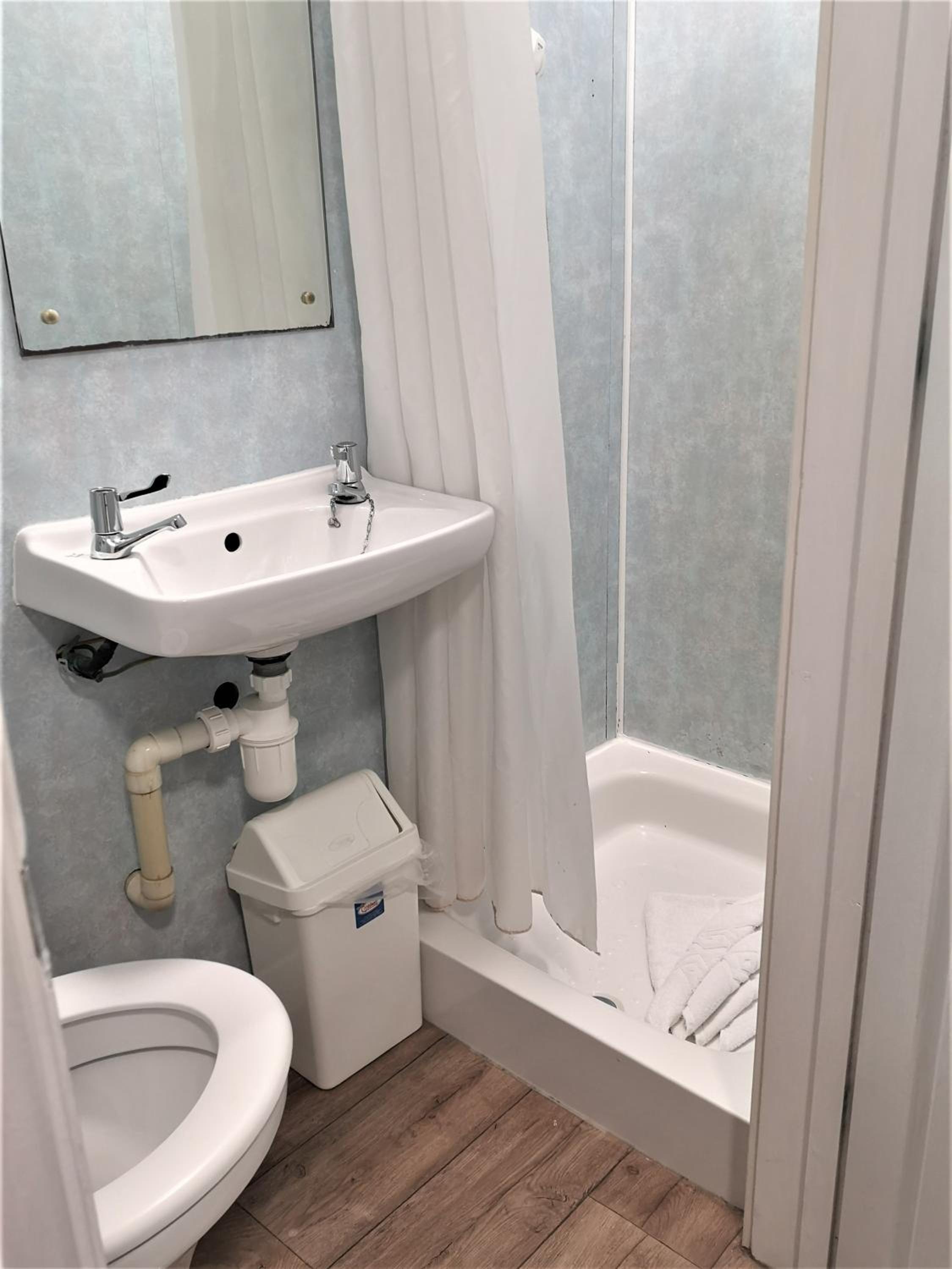Economy Double Room - Not Pet Friendly - Photo 8