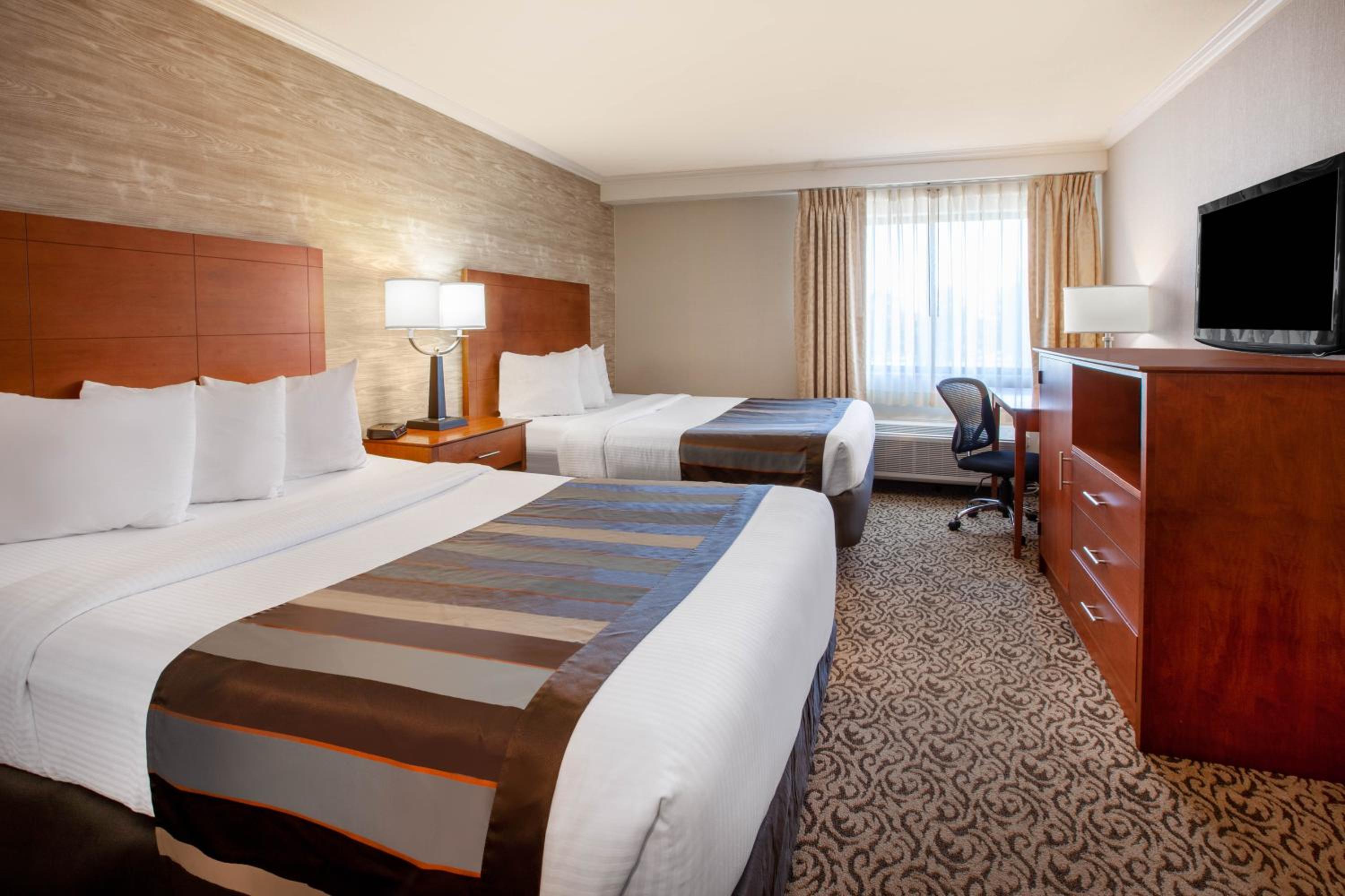 Queen Room with Two Queen Beds - Non-Smoking - Photo 3