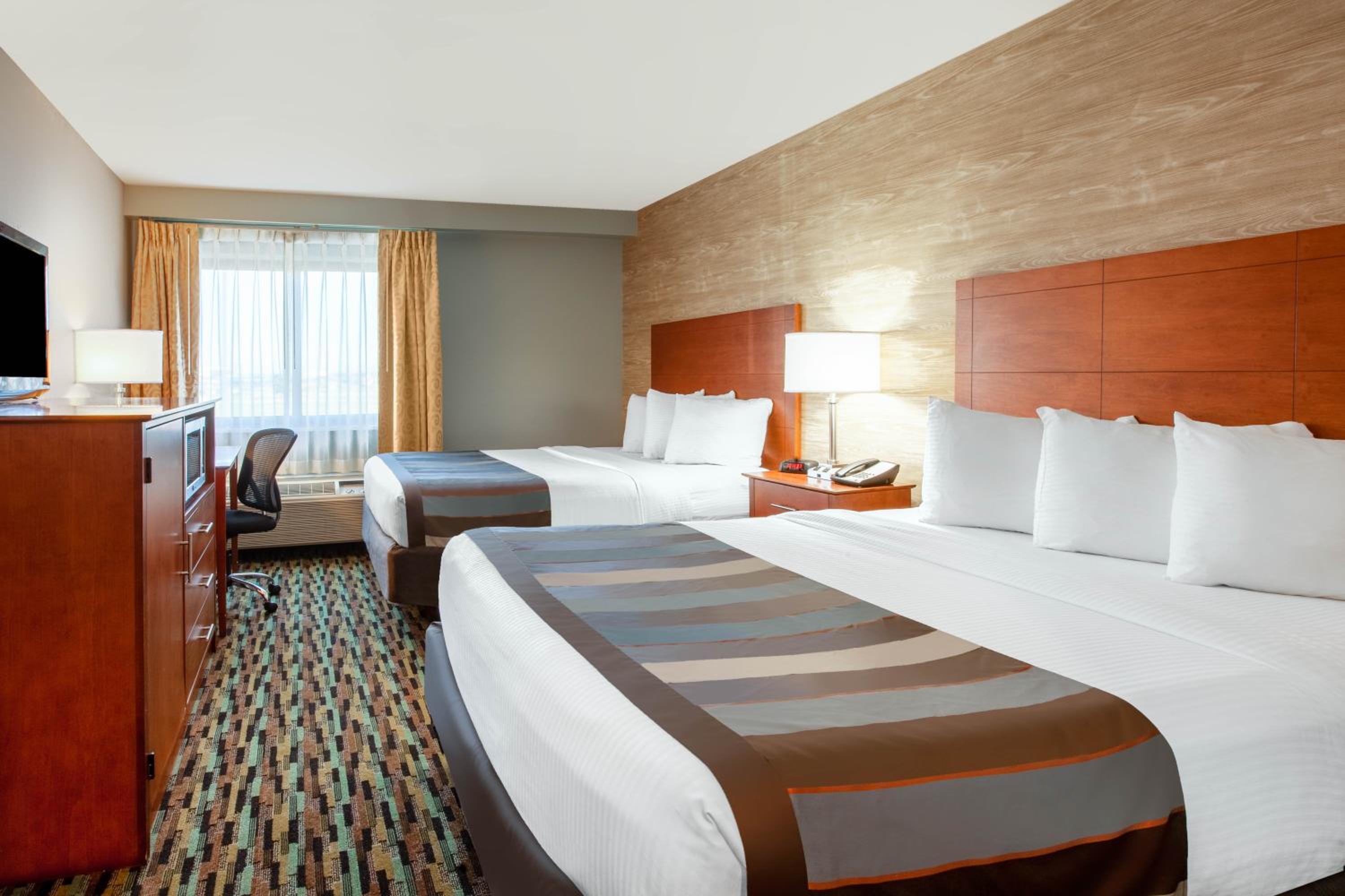 Business Queen Room with Two Queen Beds - Non-Smoking - Photo 3