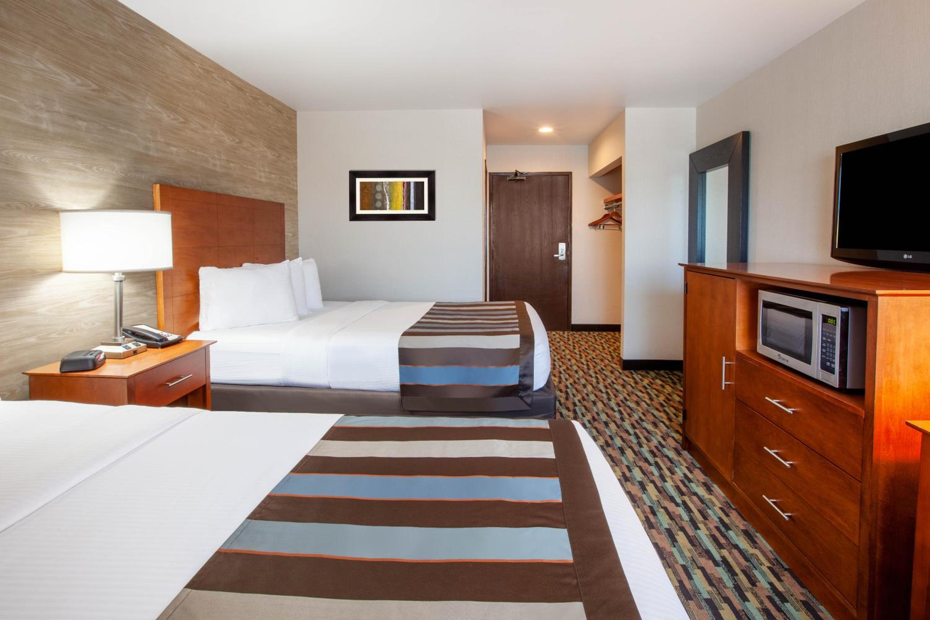 Queen Room with Two Queen Beds - Non-Smoking - Photo 1