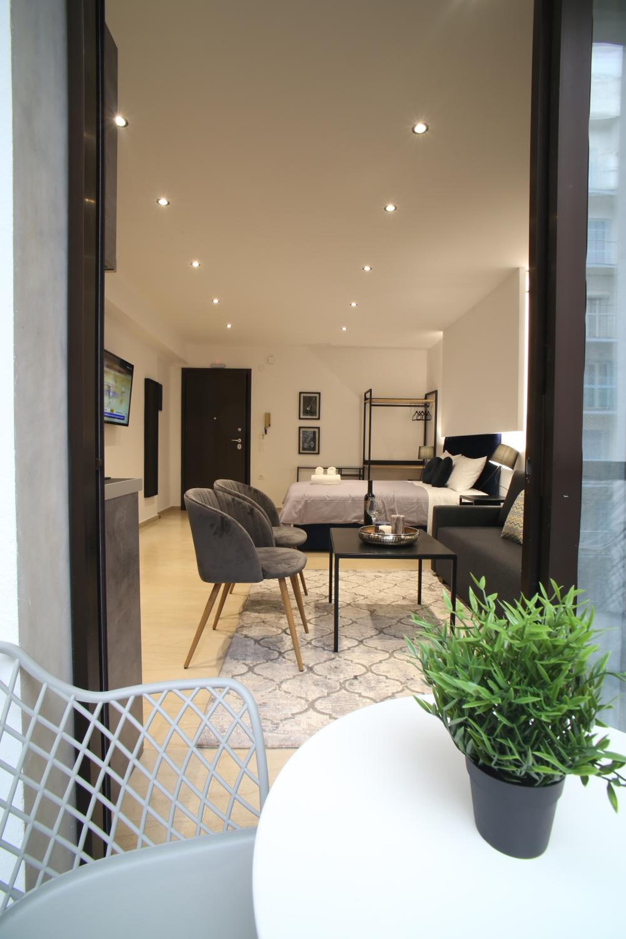 Junior Suite with Balcony - Photo 4