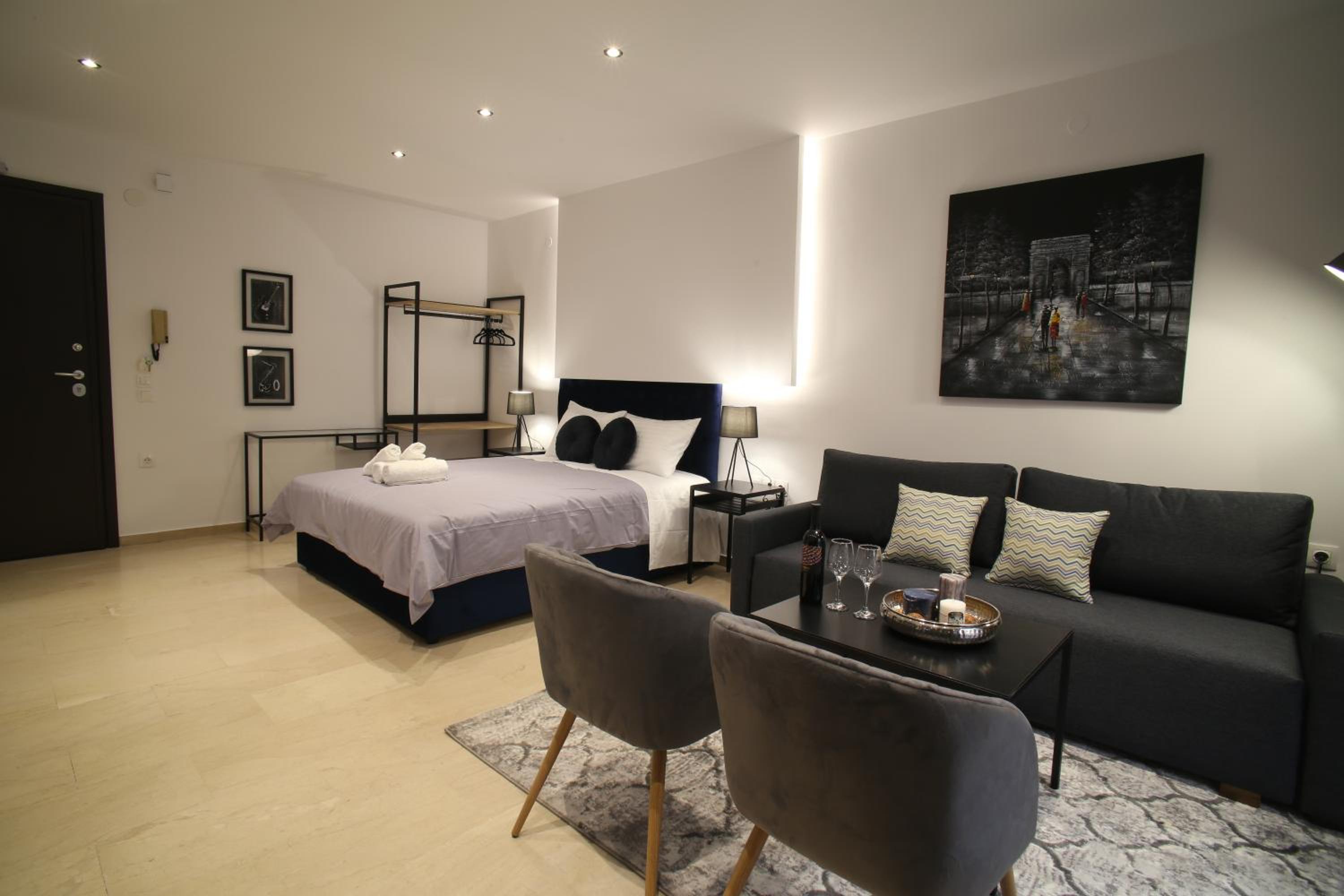 Junior Suite with Balcony - Photo 2