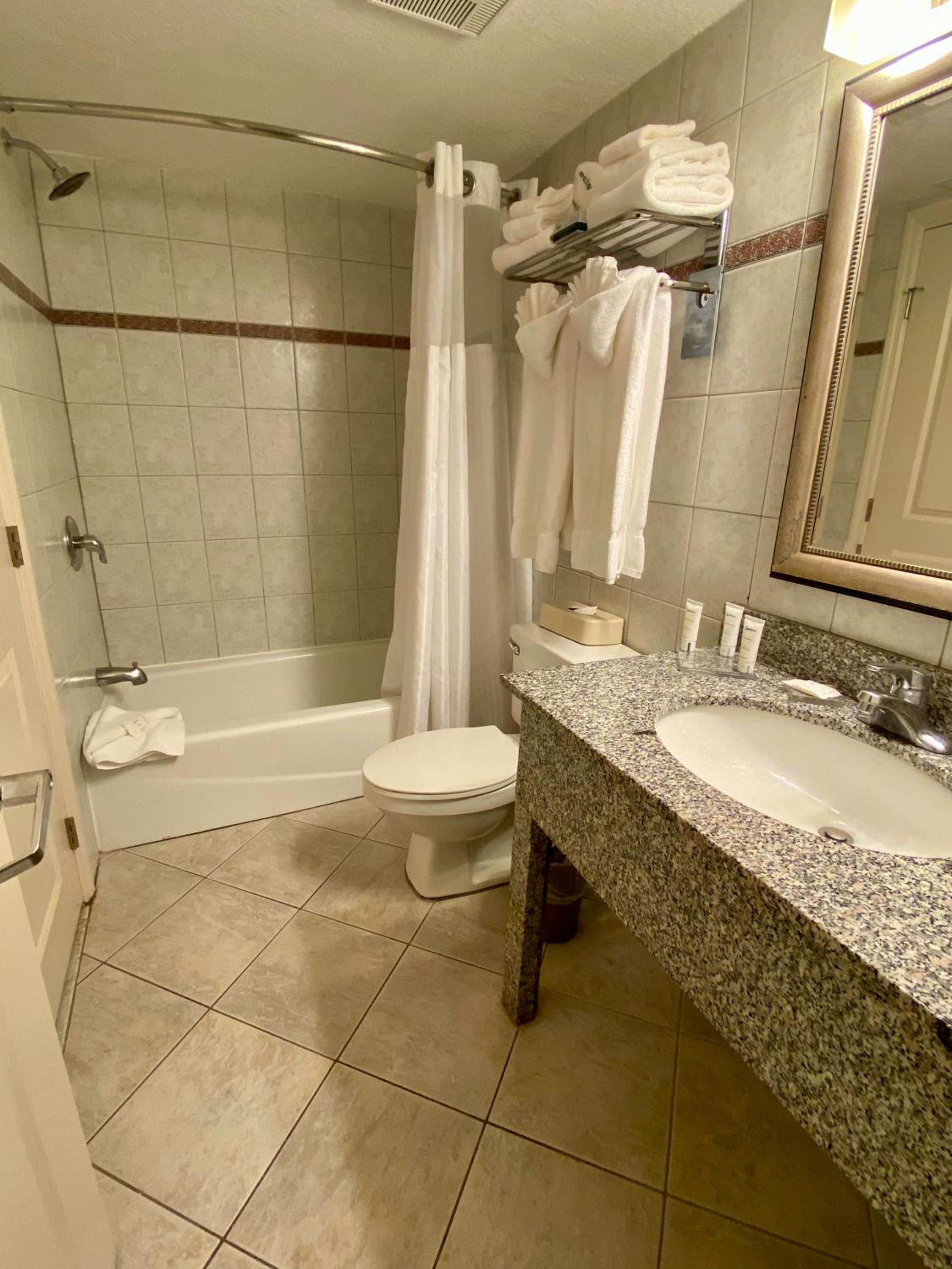 Oceanfront Premium Corner King Suite with Sofa Bed over 550 sq. ft. - Balcony photo 2