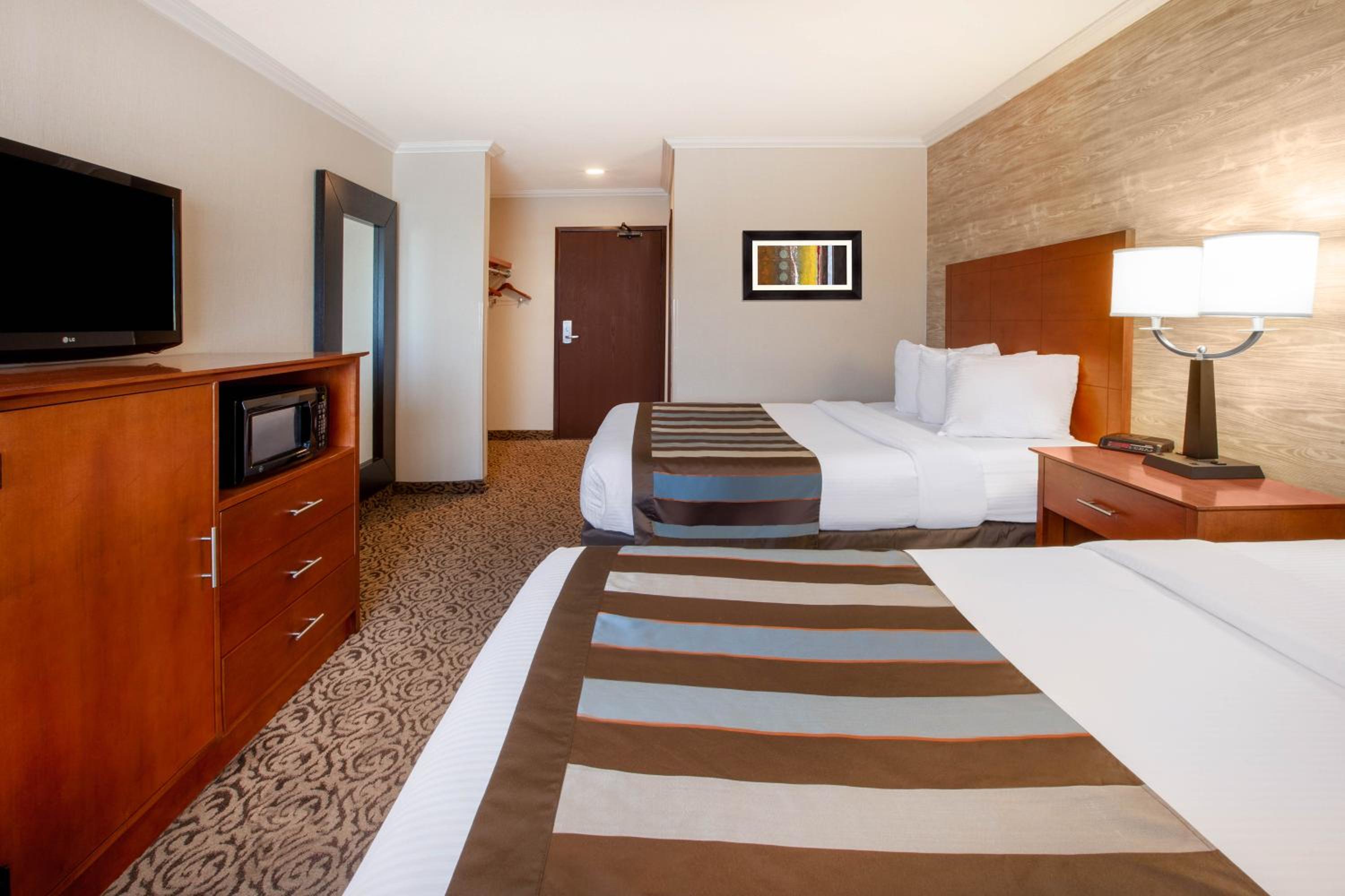 Queen Room with Two Queen Beds - Non-Smoking - Photo 2