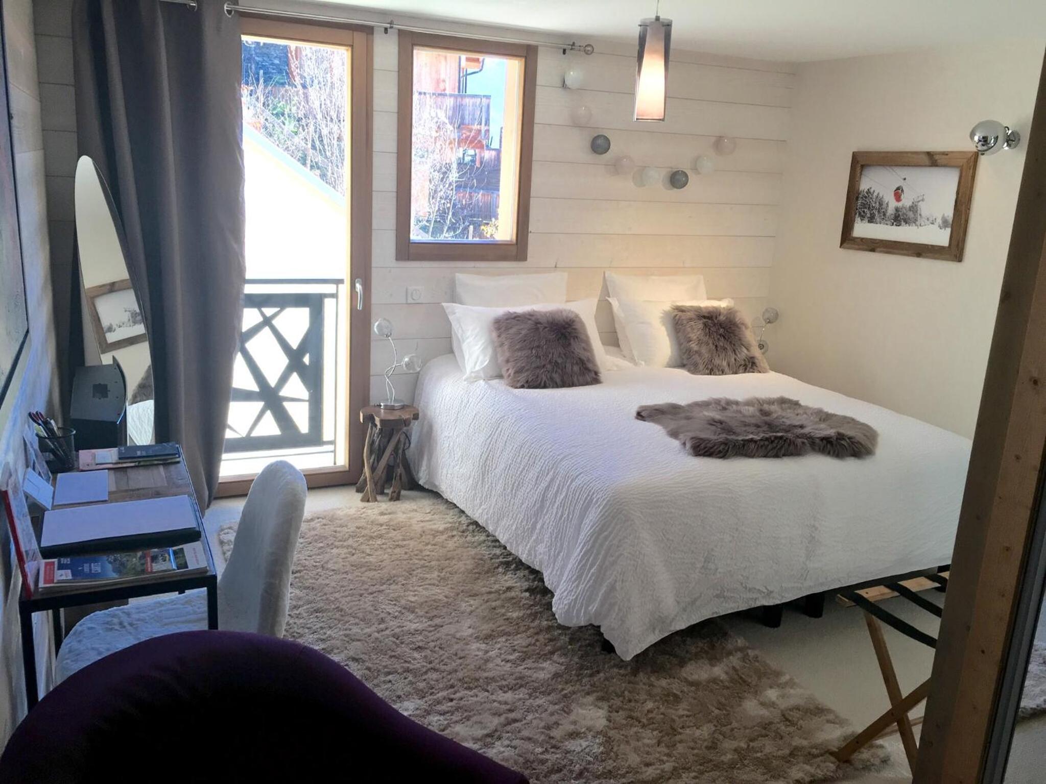 Deluxe King Room photo 1