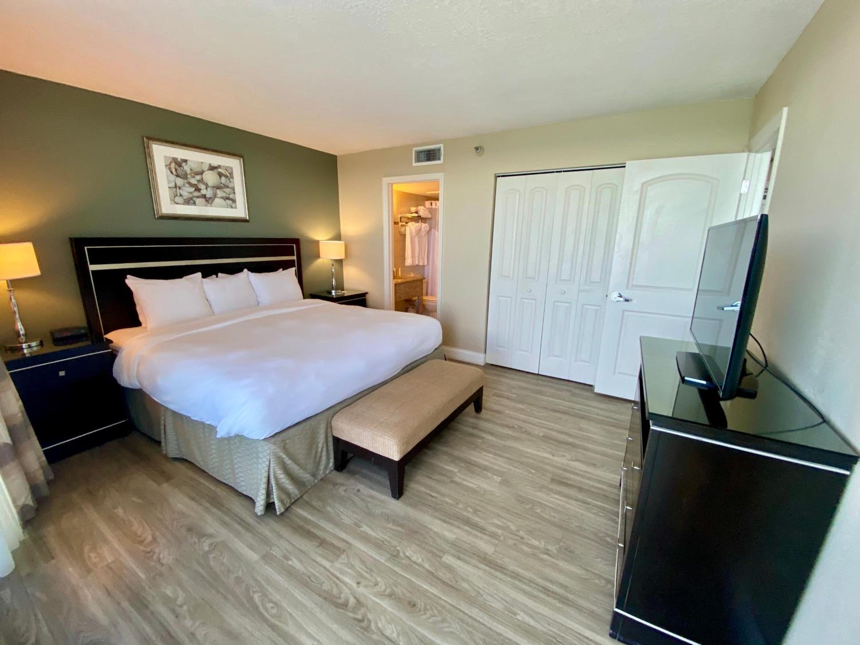Oceanfront Family Suite over 550 sq. ft. - Balcony - Photo 8