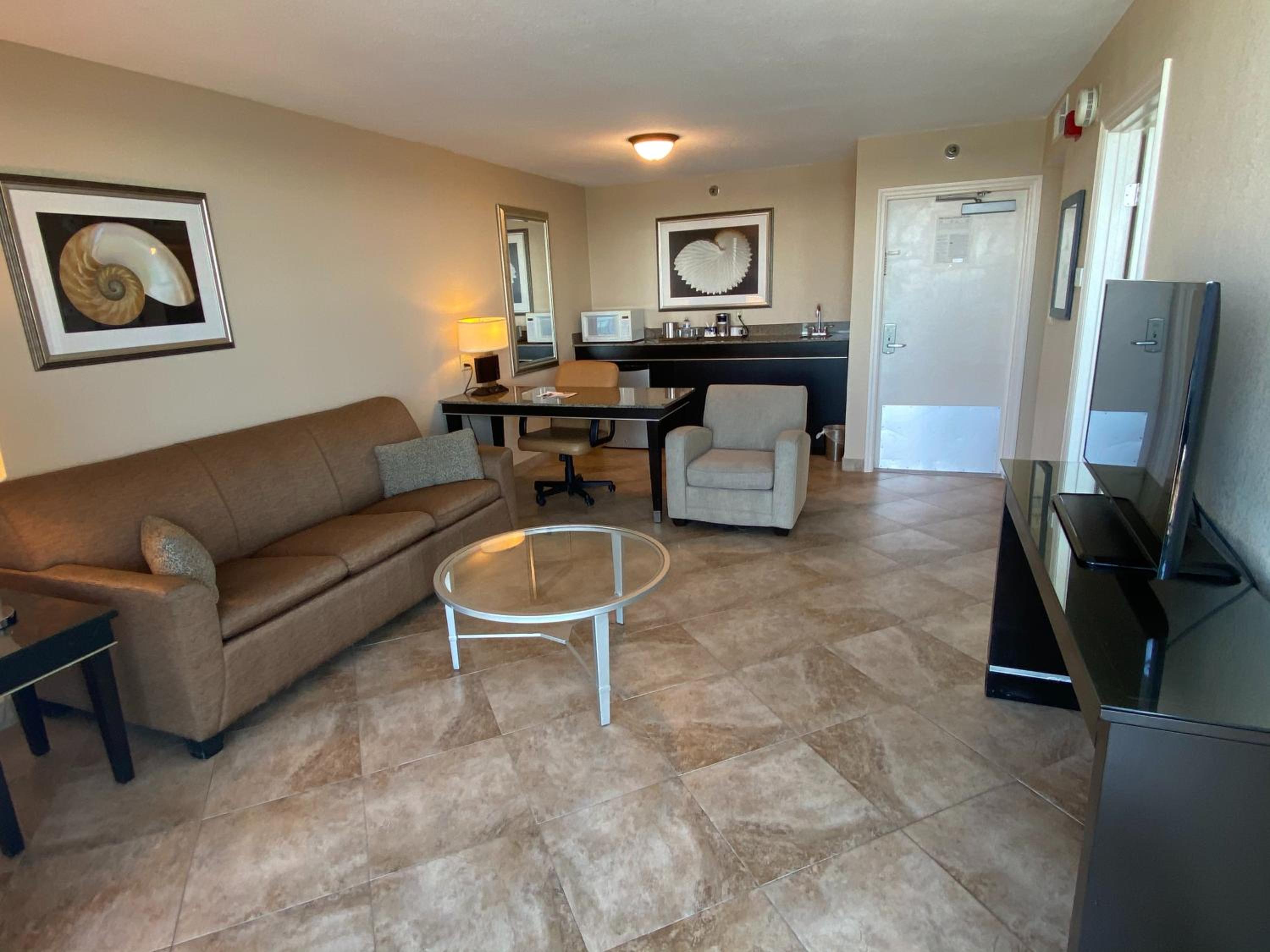 Oceanfront Family Suite over 550 sq. ft. - Balcony - Photo 4