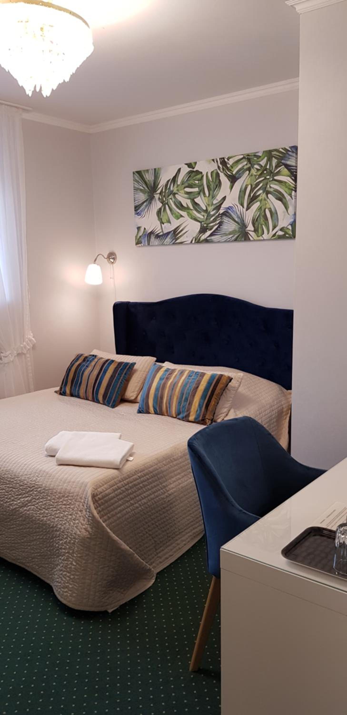 Deluxe Queen Room - Photo 7