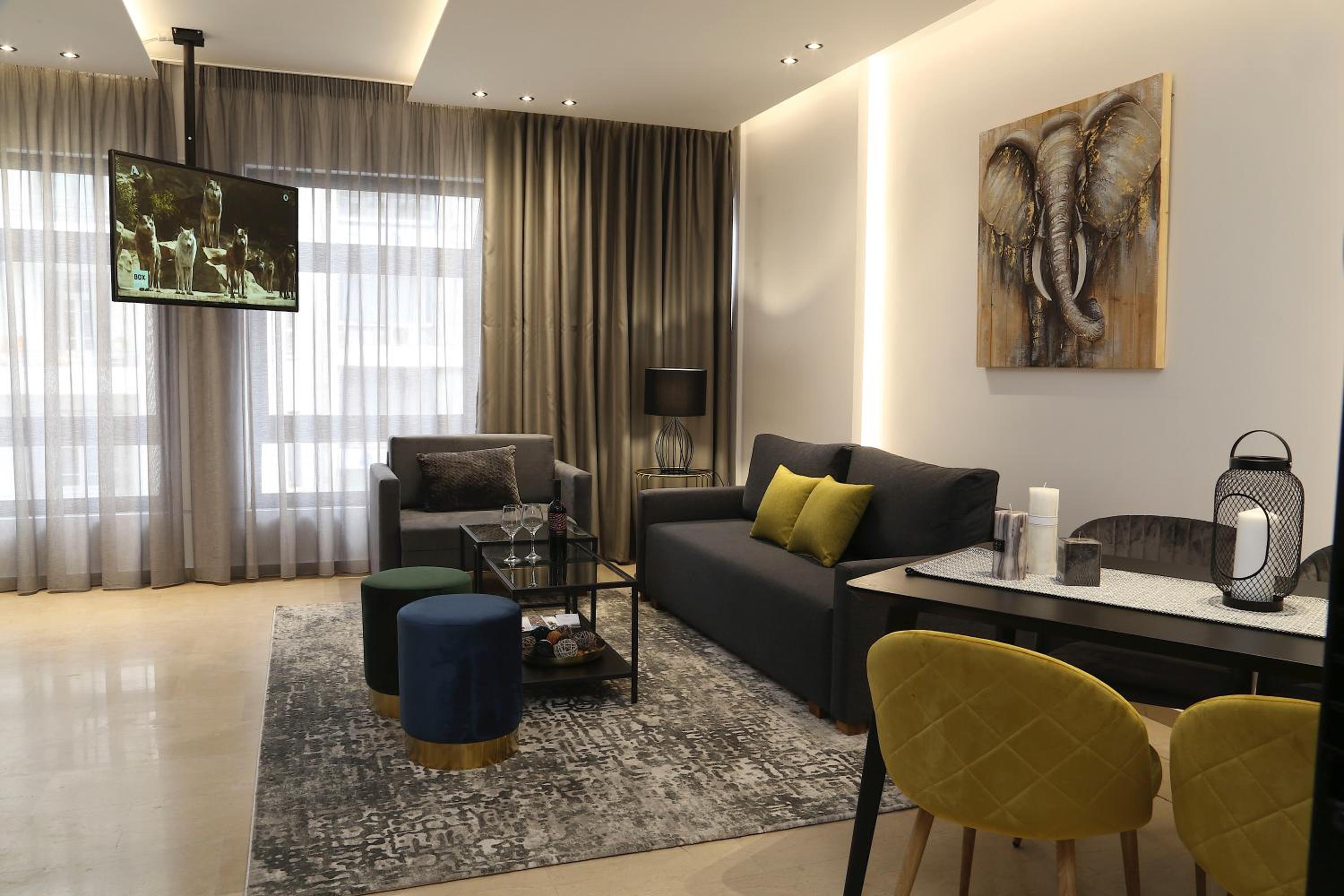 Suite - Photo 1