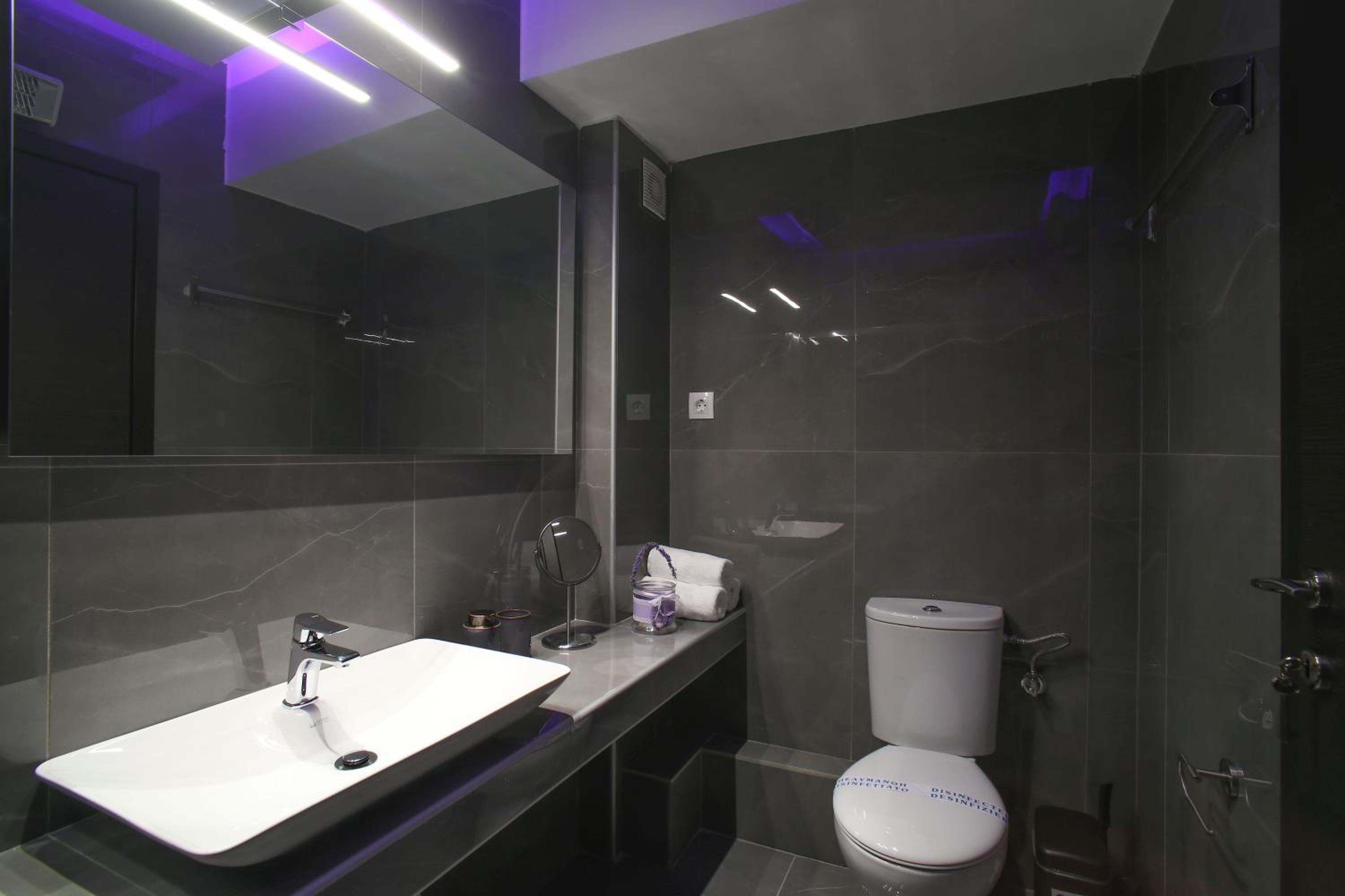 Suite - Photo 12