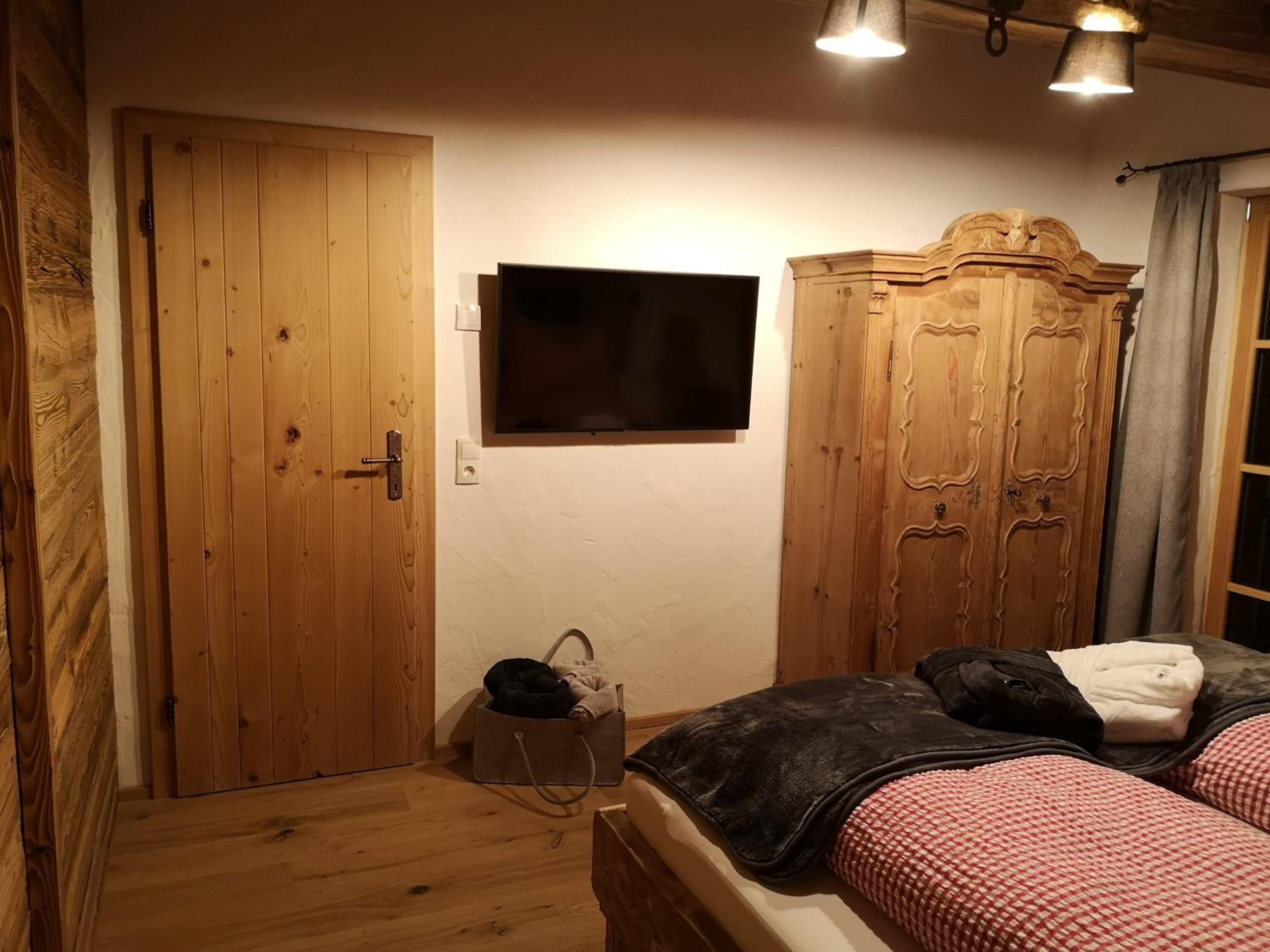 Five-Bedroom House photo 1