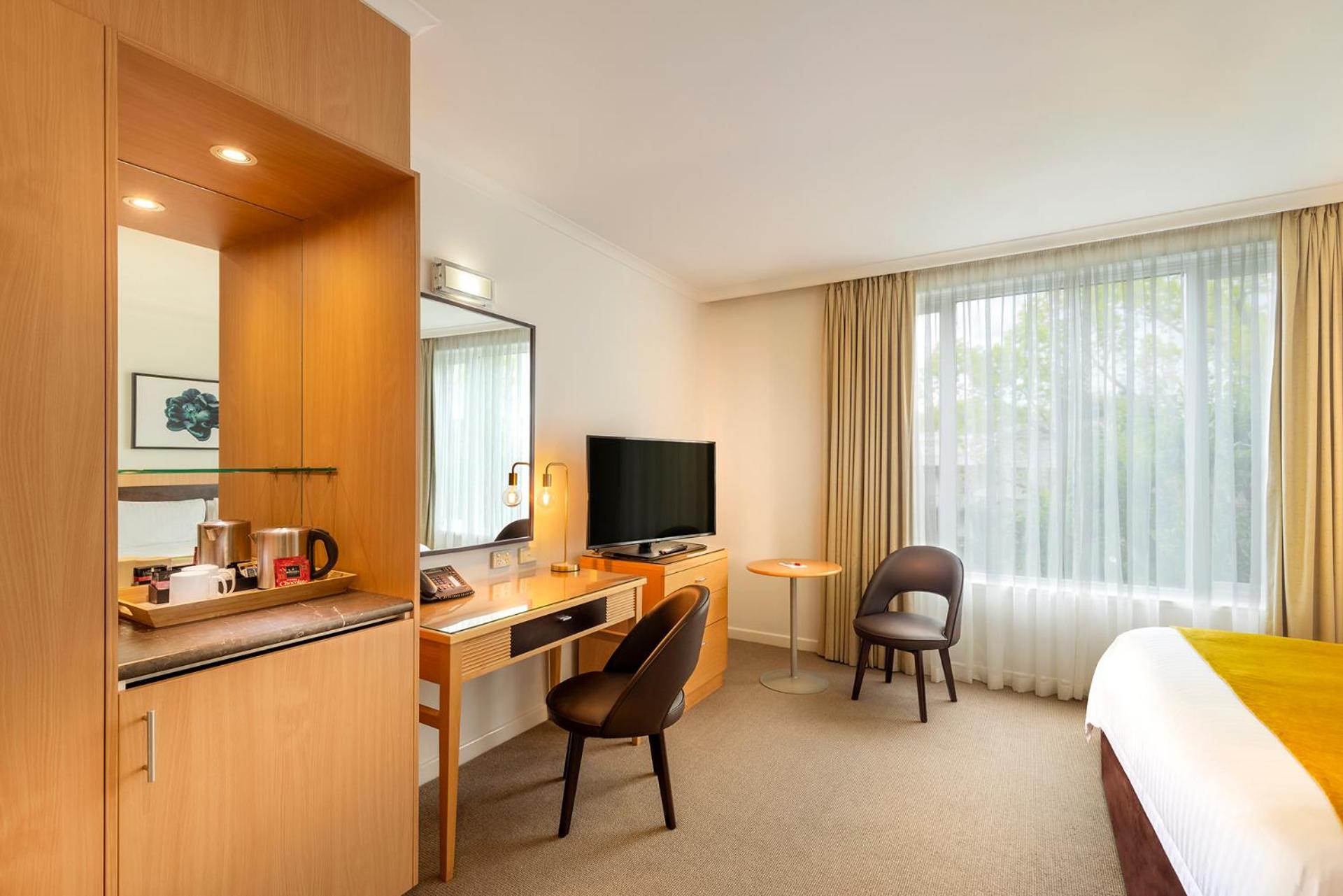 Deluxe King Room - Photo 7