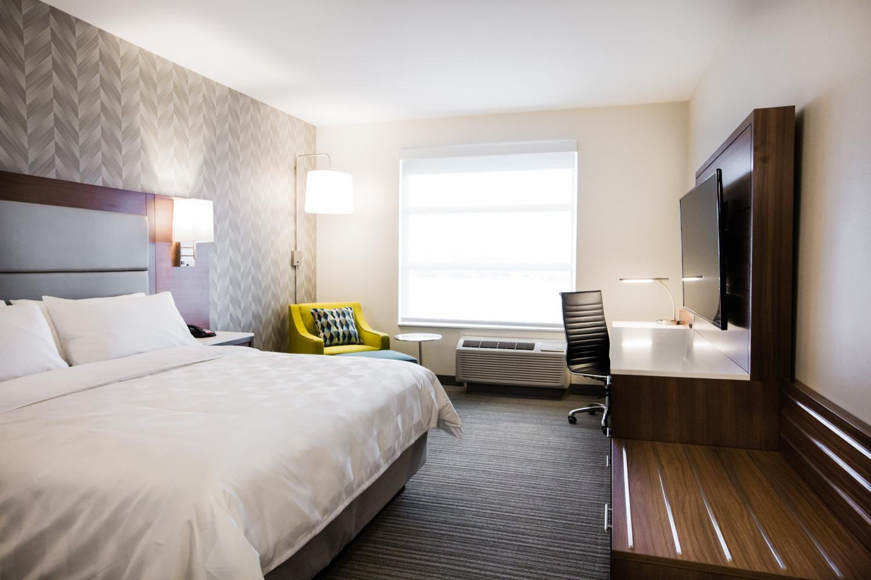 Superior King Room thumbnail 5