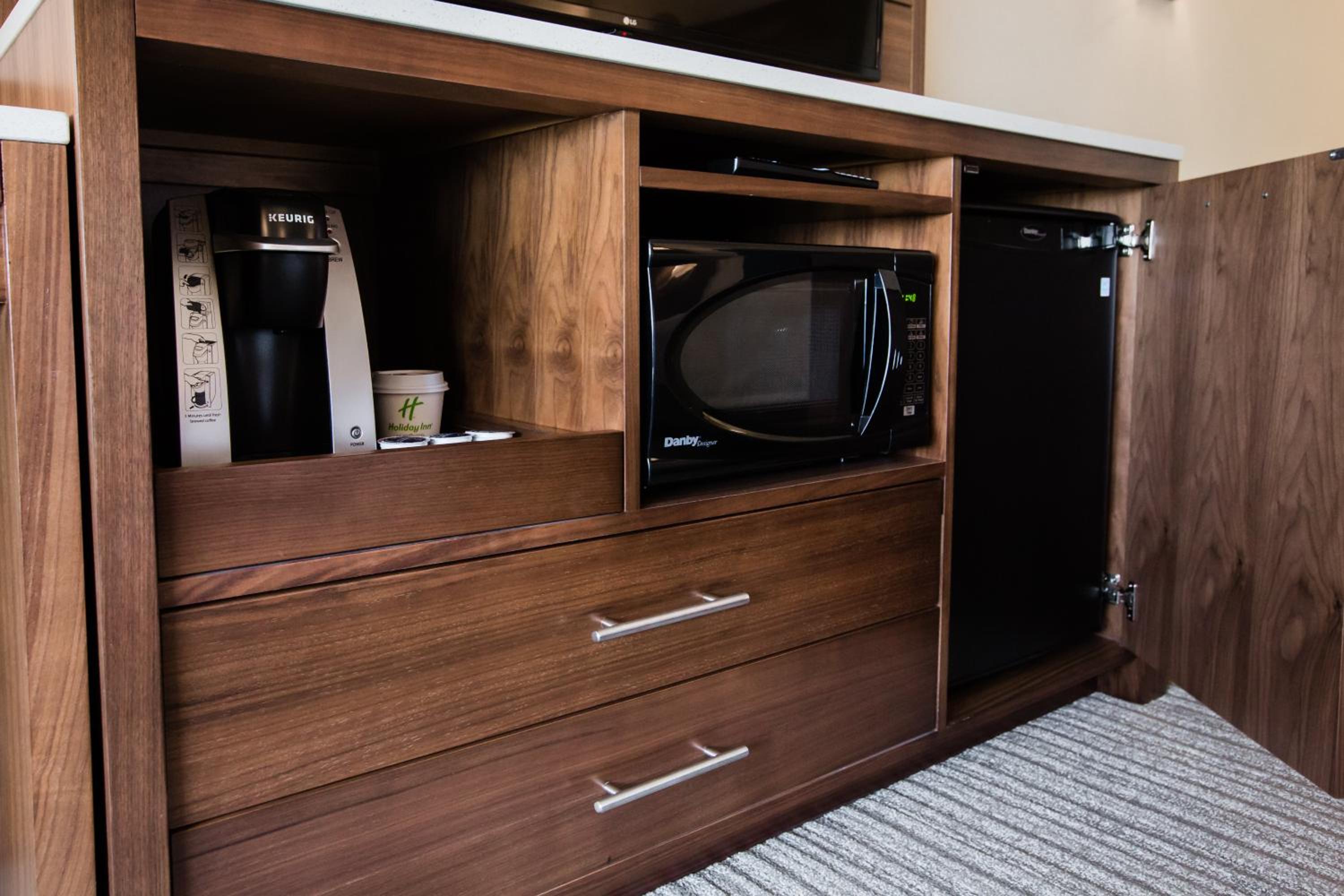 Standard King Room with Roll-In Shower - Communications Access