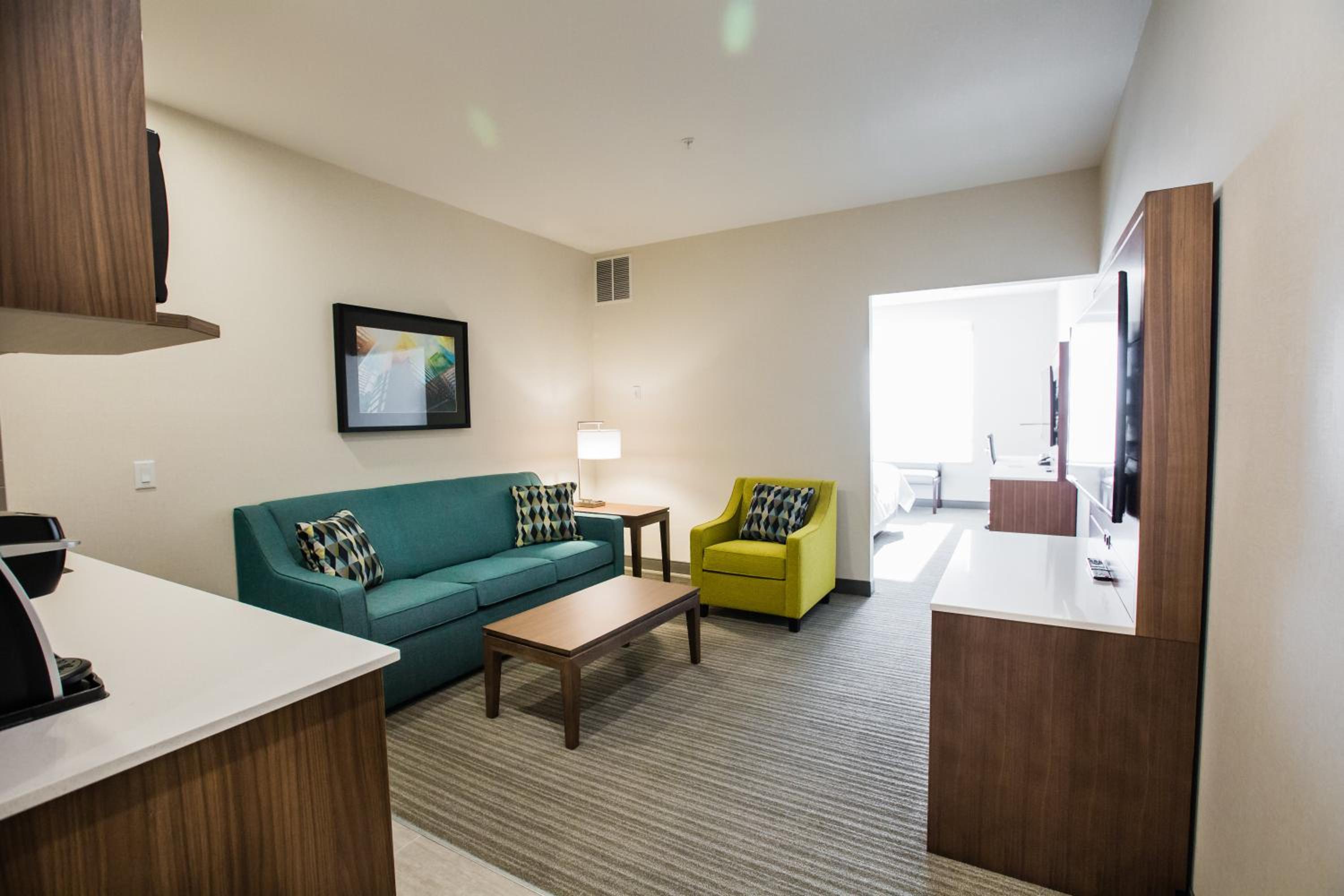 One-Bedroom King Suite with Sofa Bed thumbnail 6