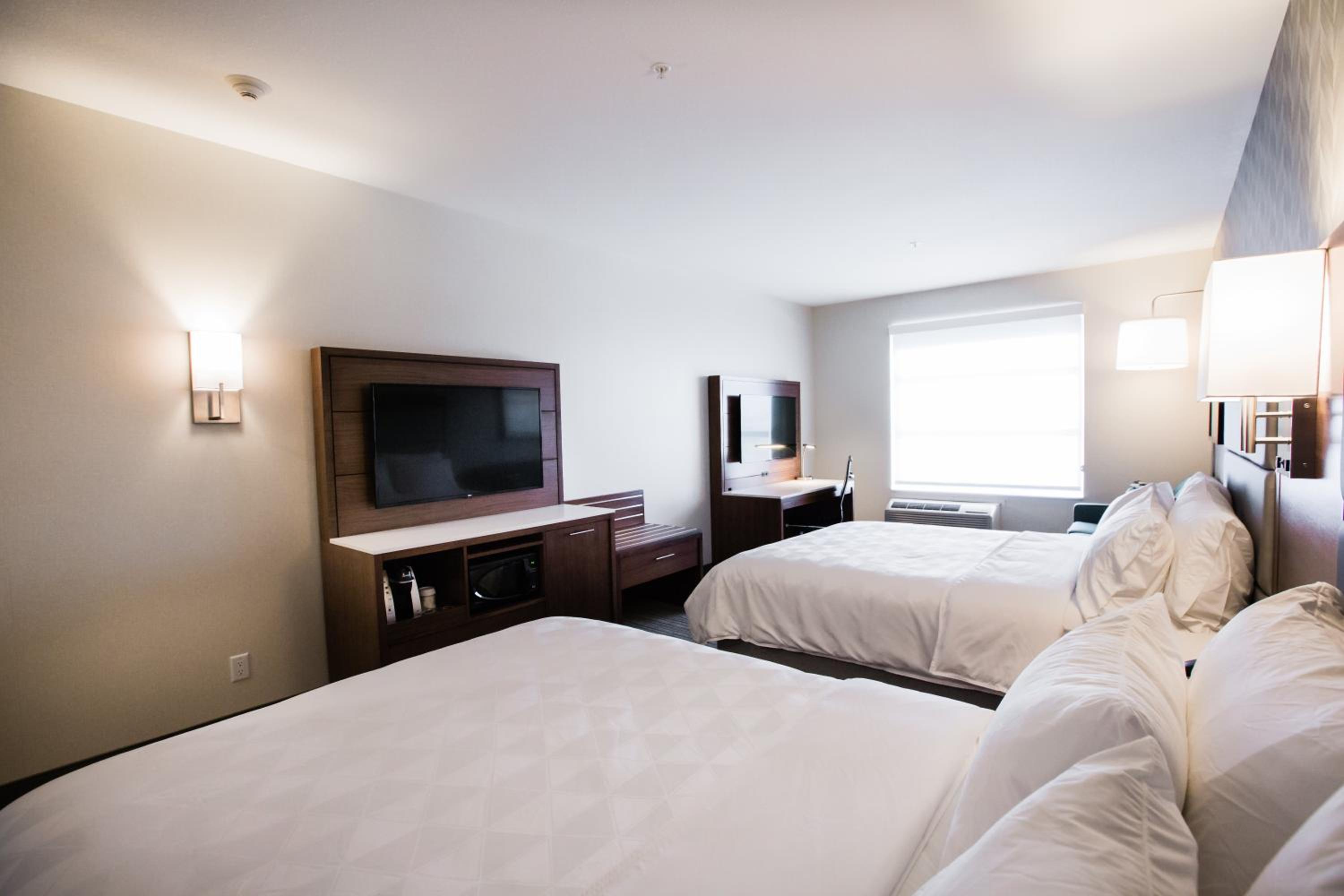 Queen Room with Two Queen Beds and Sofa Bed thumbnail 5