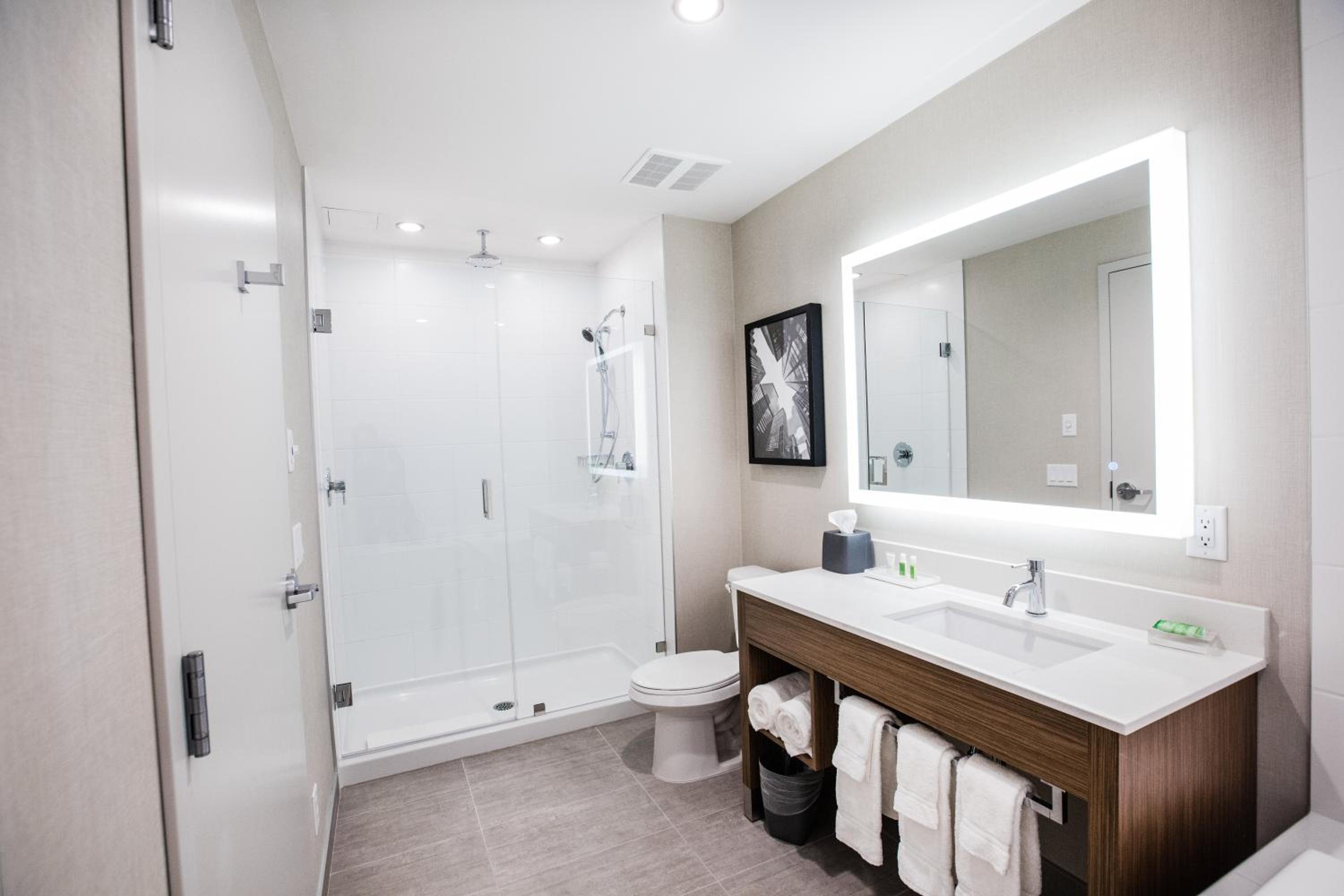 King Suite with Jetted Tub thumbnail 6