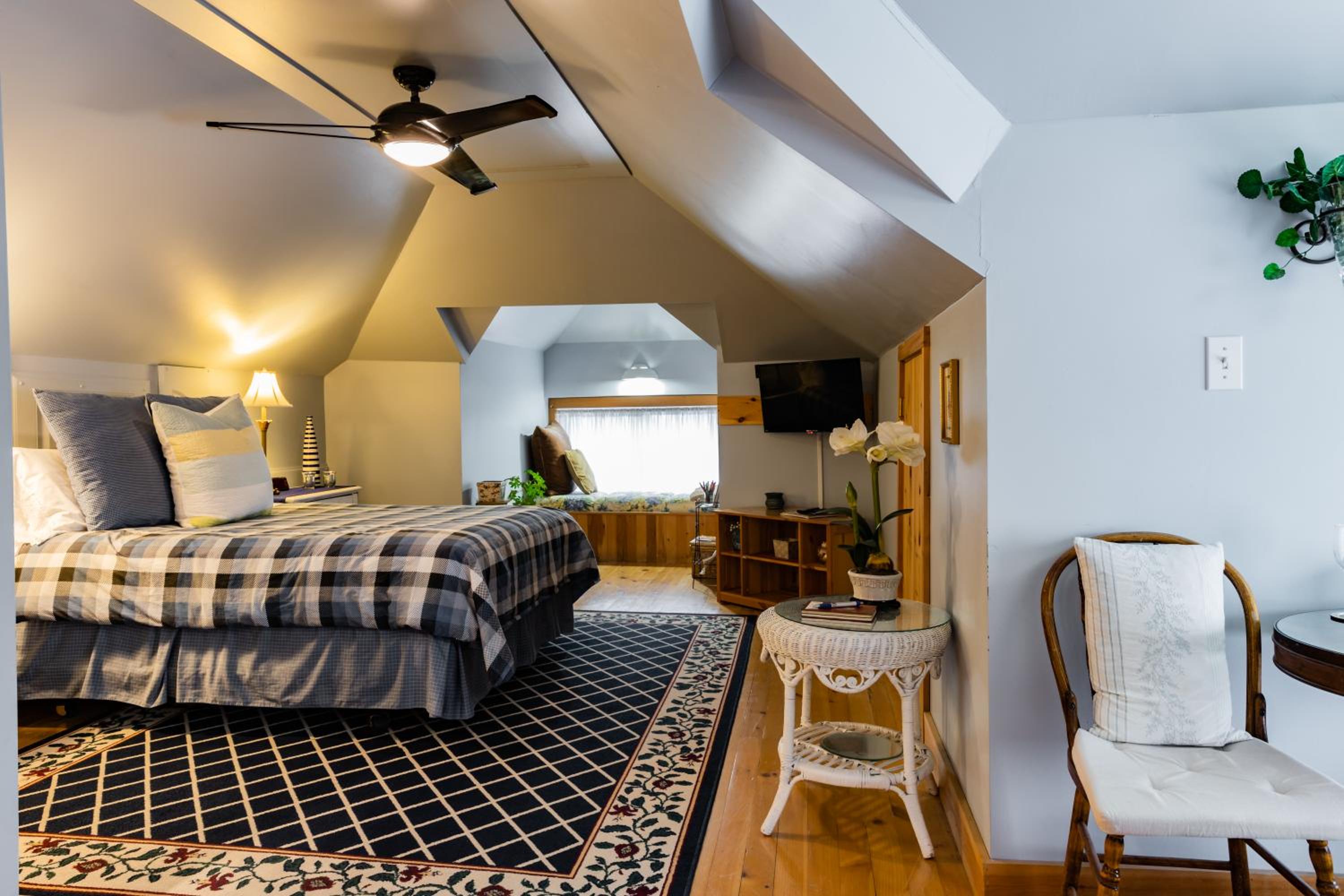 Deluxe Queen Suite photo 3