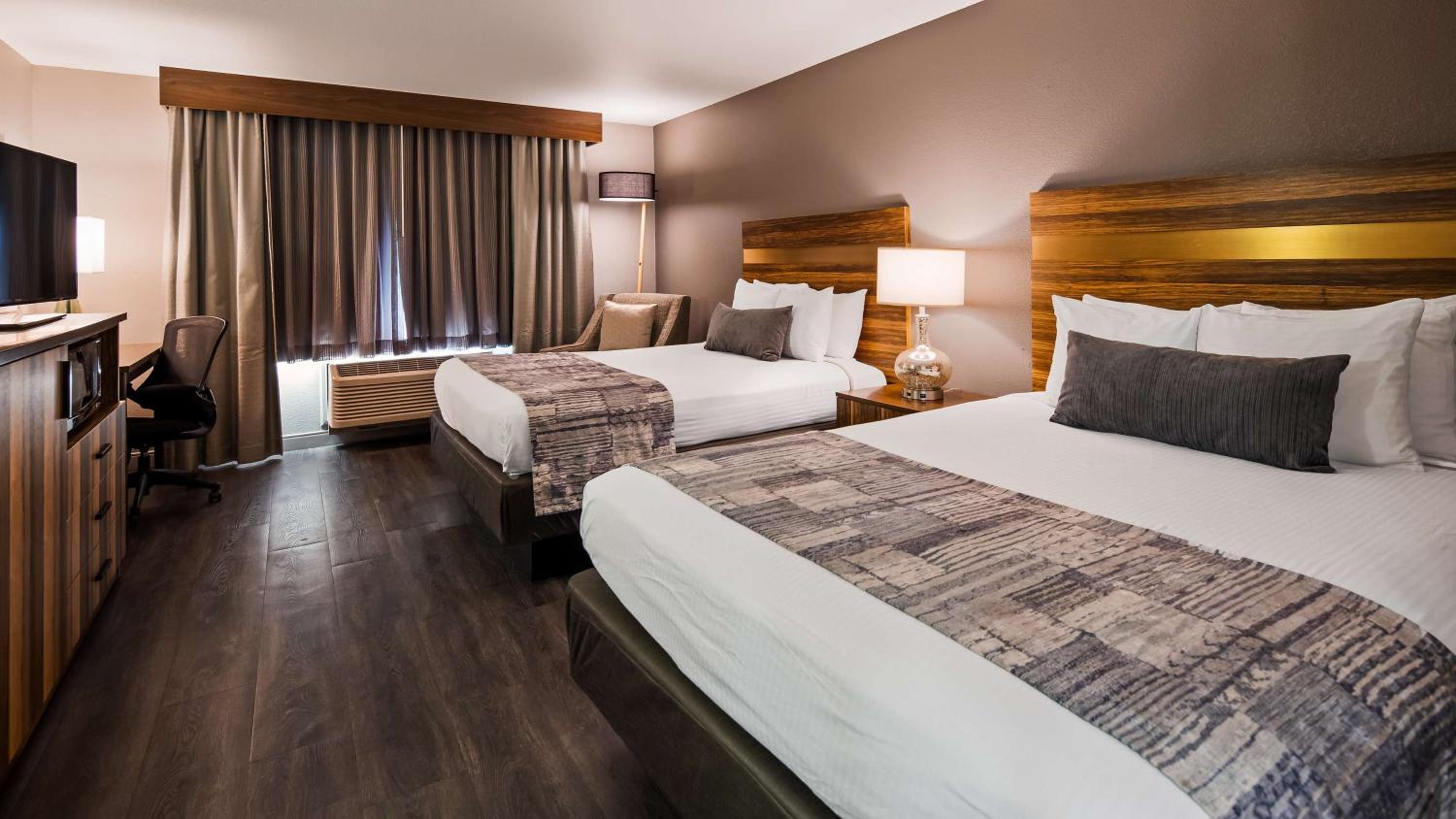 Two-Room Suite with One King Bed, Two Queen Beds and Sofa Bed - Non-Smoking - Photo 1