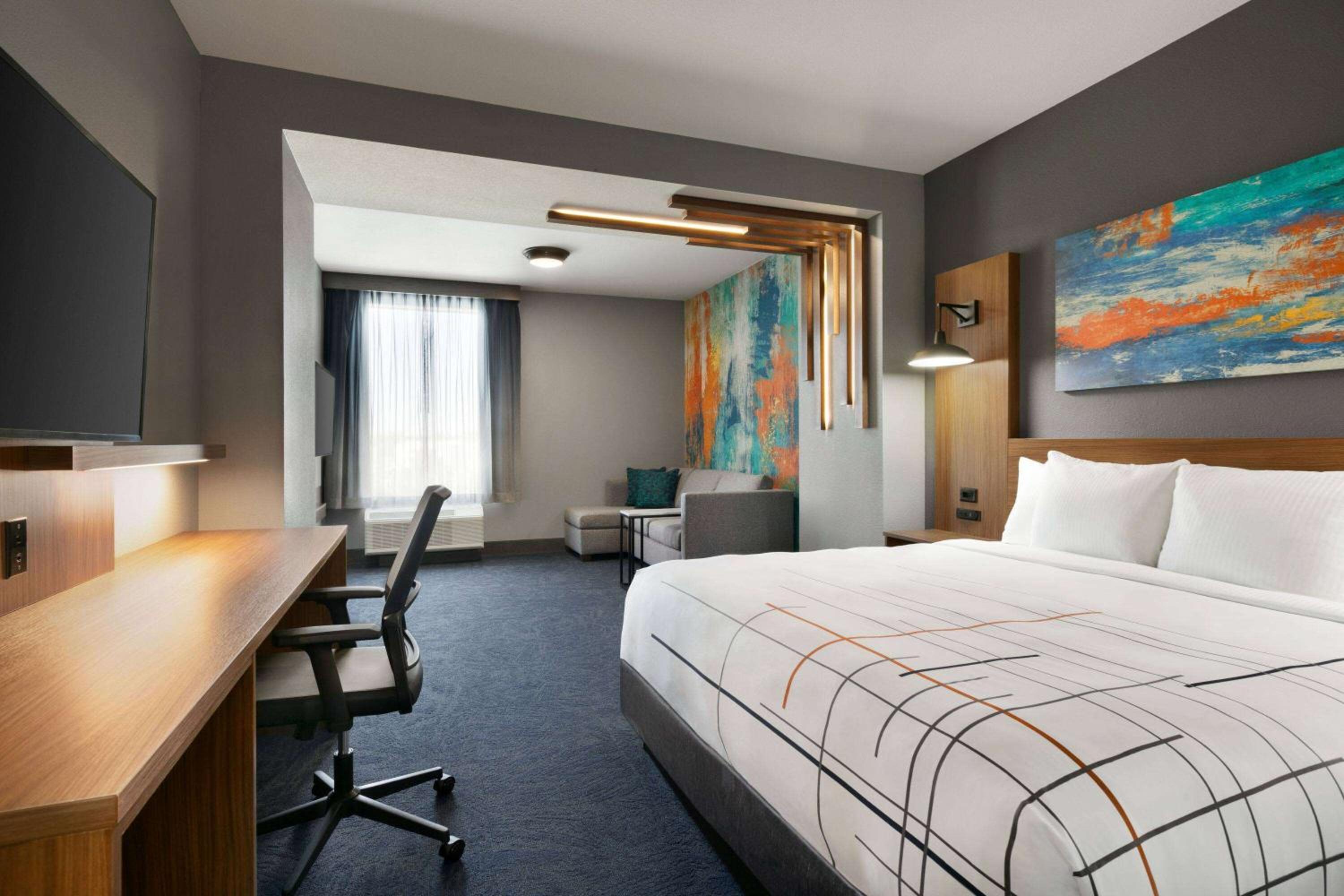 Deluxe King Room - Non-Smoking - Photo 2