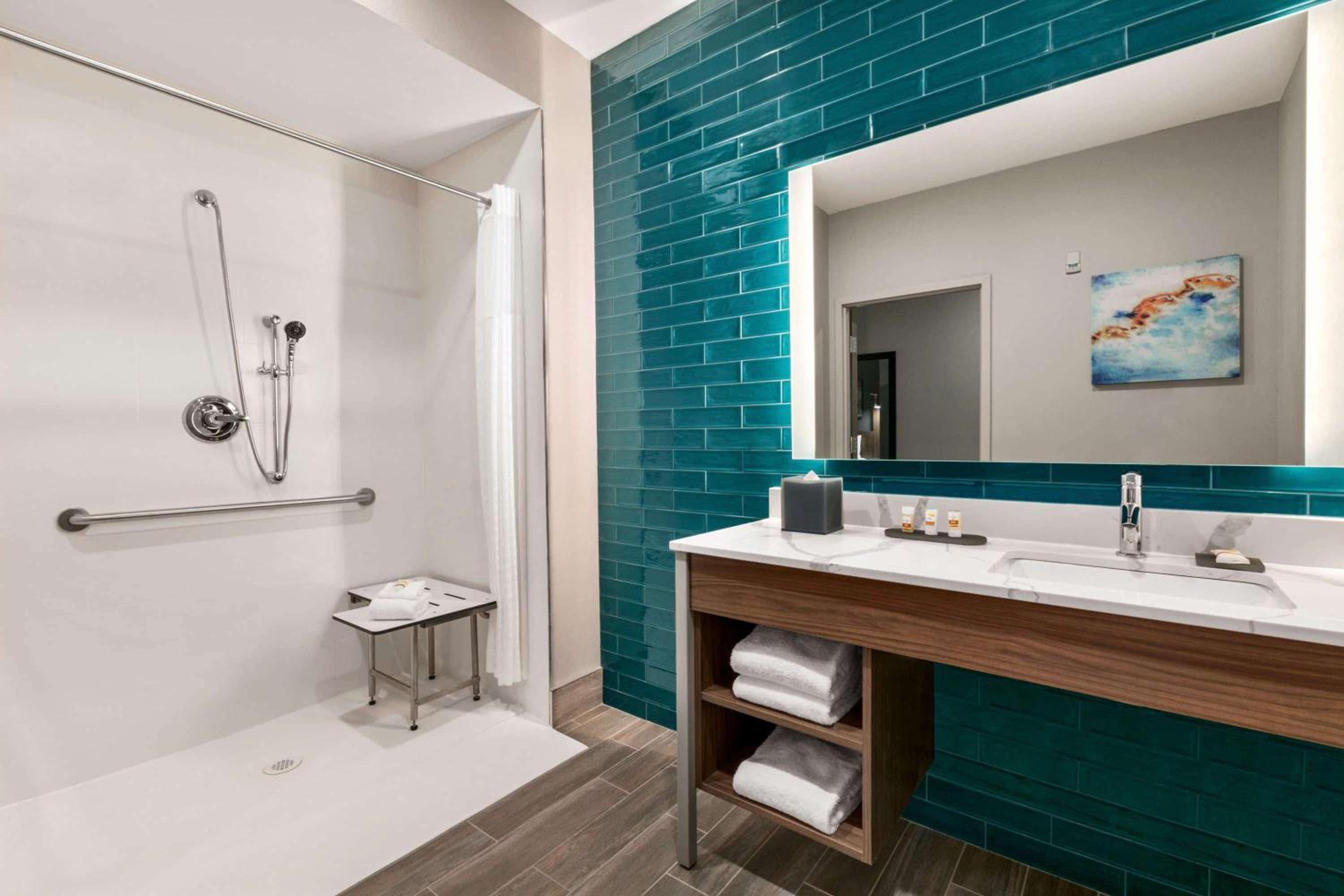 1 King Bed, Mobility/Hearing Accessible Suite, Roll-in Shower, Non-Smoking - Photo 2