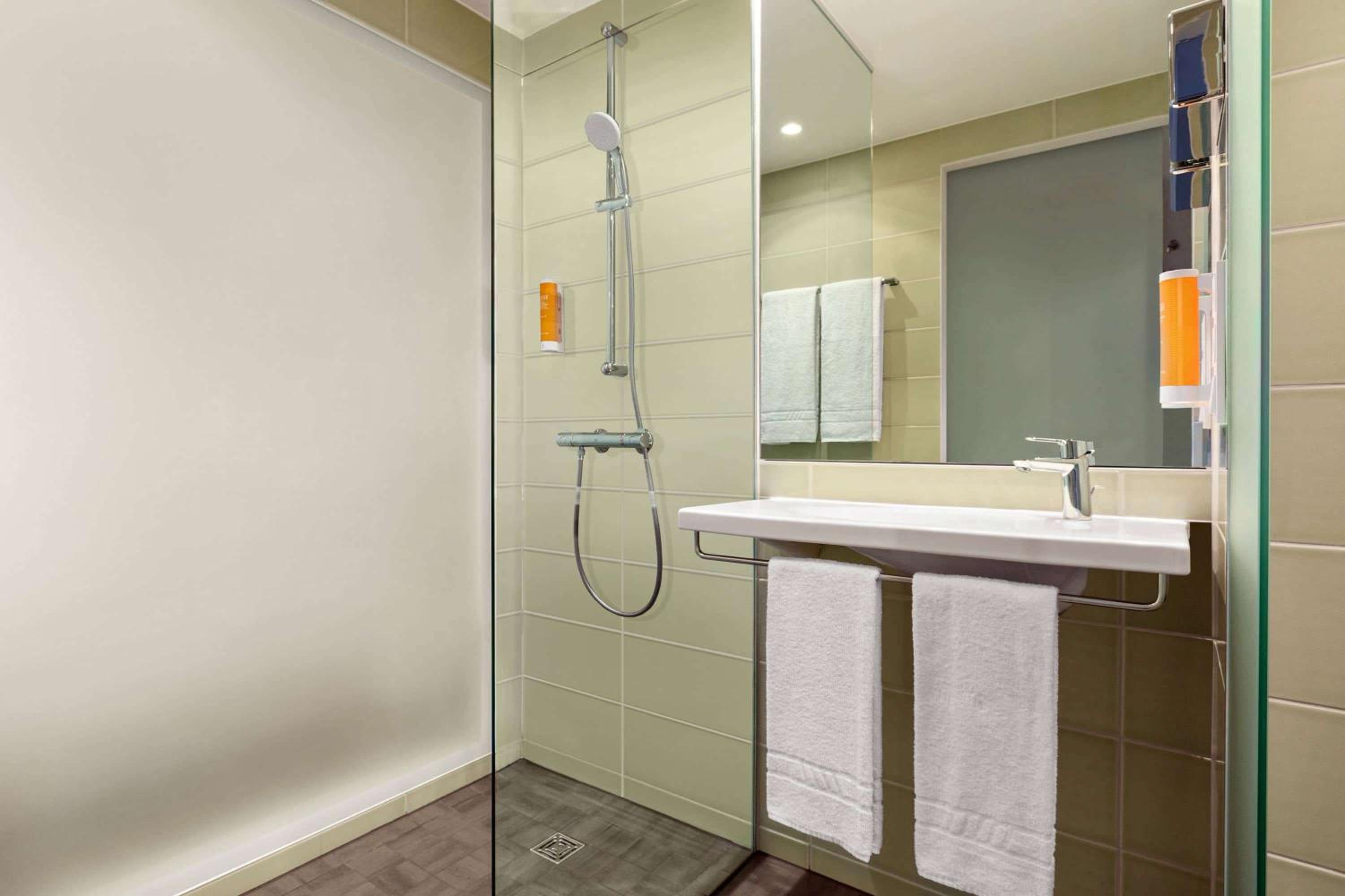 Standard Twin Room - Photo 9