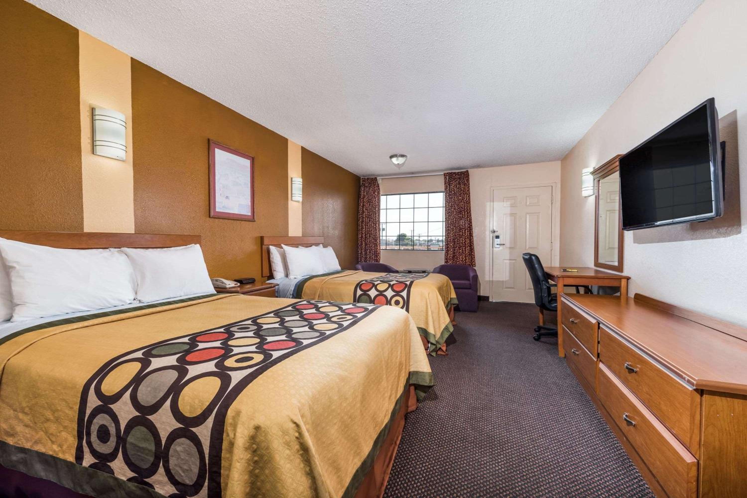 Queen Room with Two Queen Beds - Non-Smoking - Photo 3