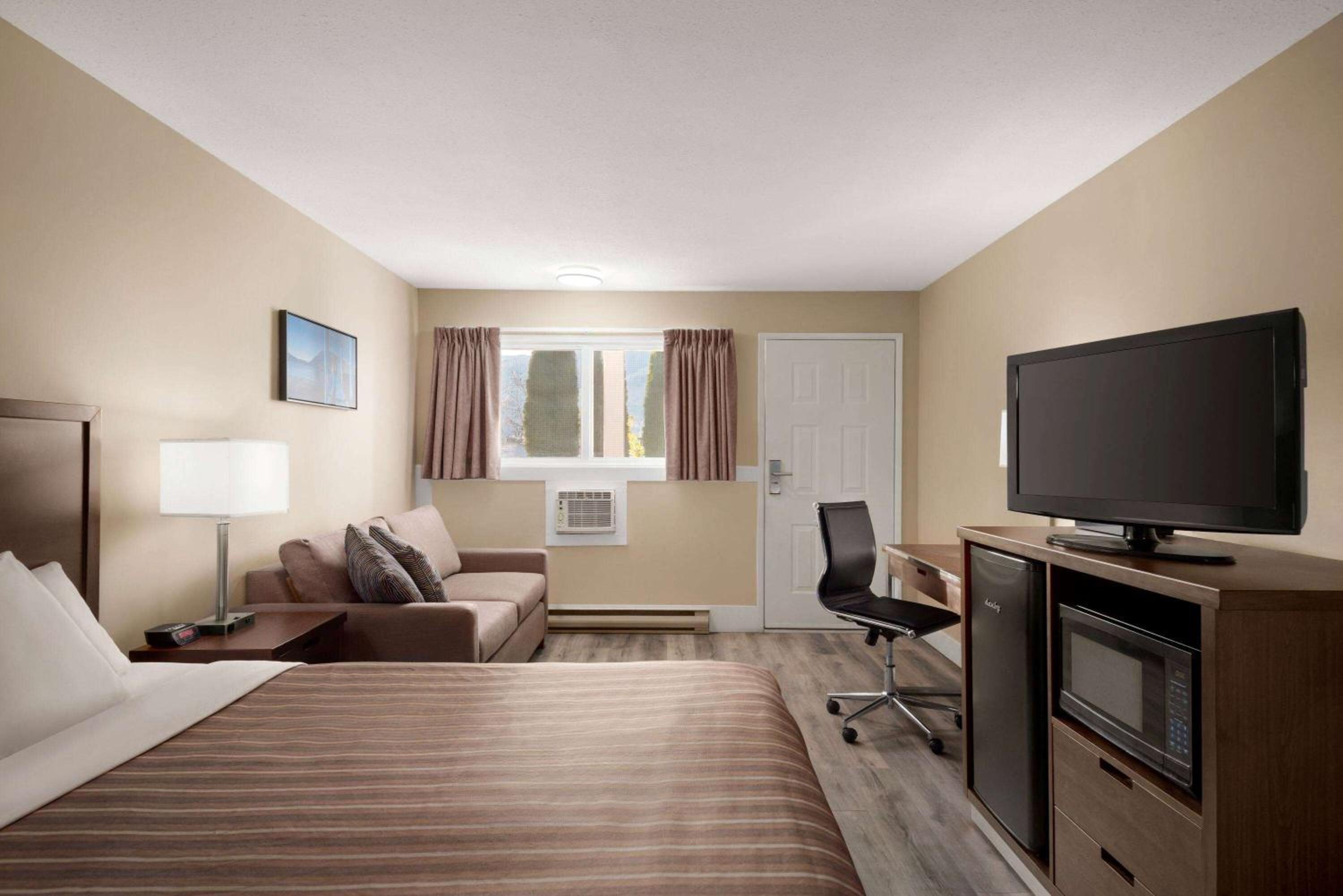 Queen Room with Sofa Bed - Non-Smoking - Photo 2