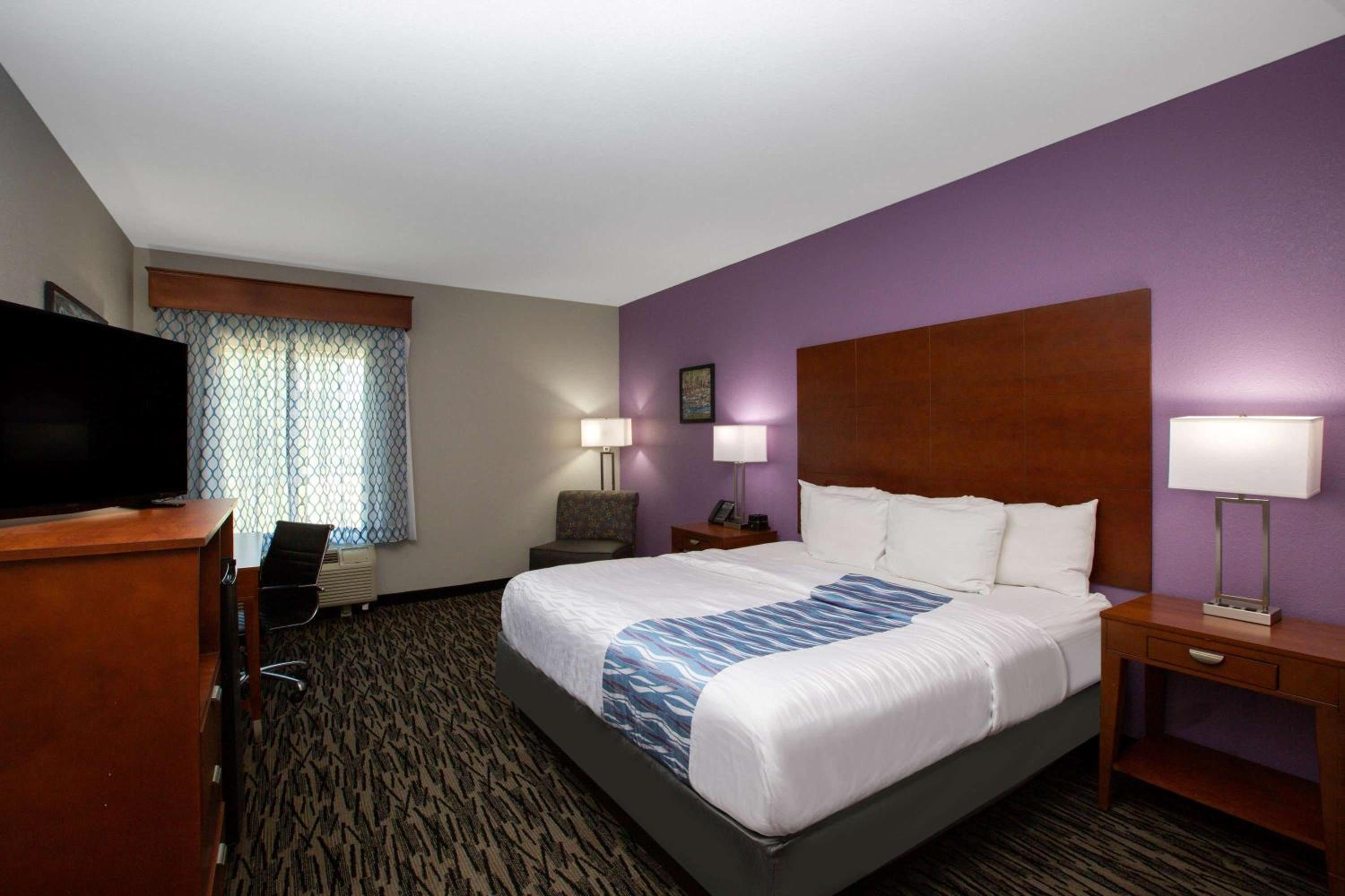 Deluxe King Room - Photo 2