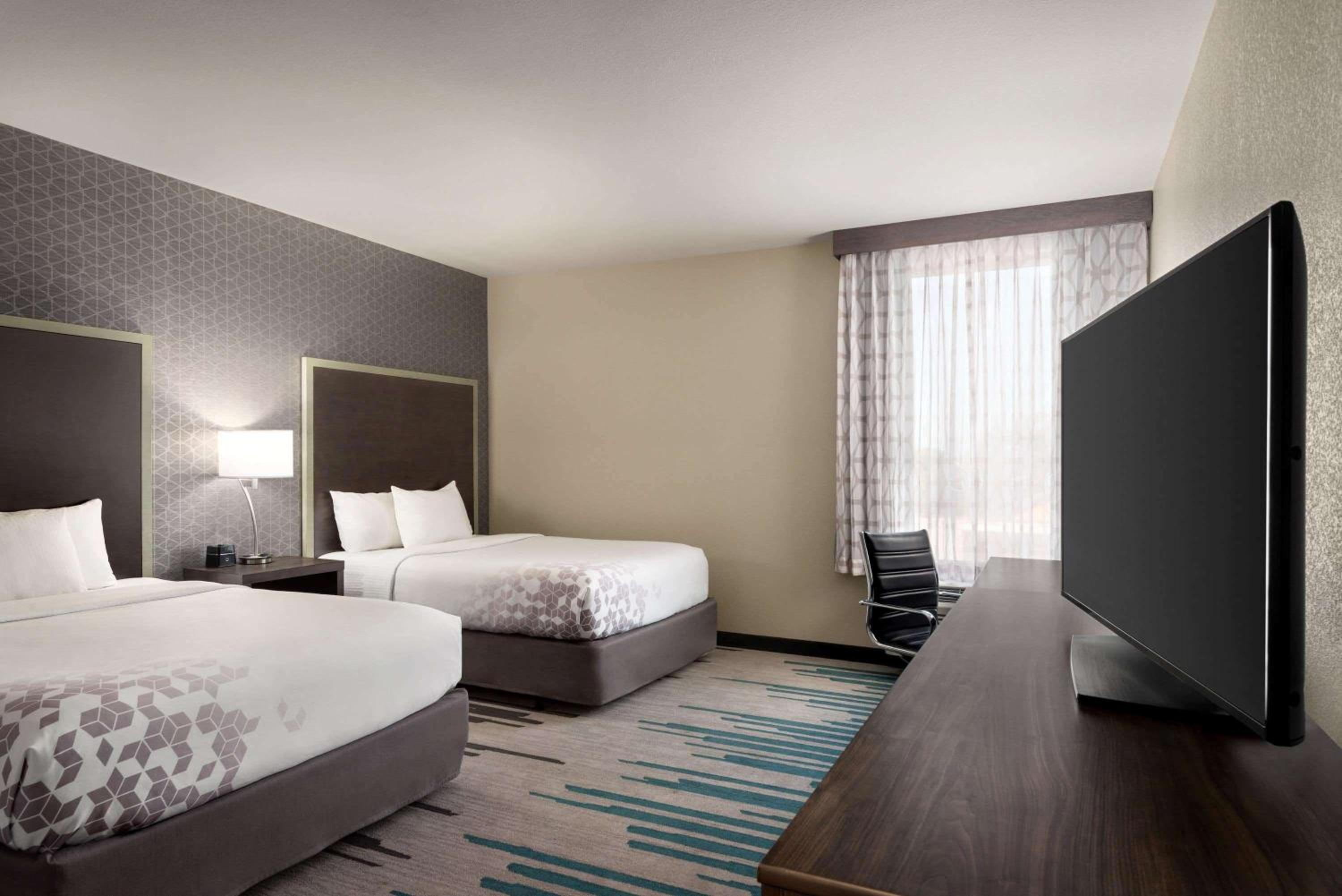 Queen Room with Two Queen Beds - Non-Smoking - Photo 4