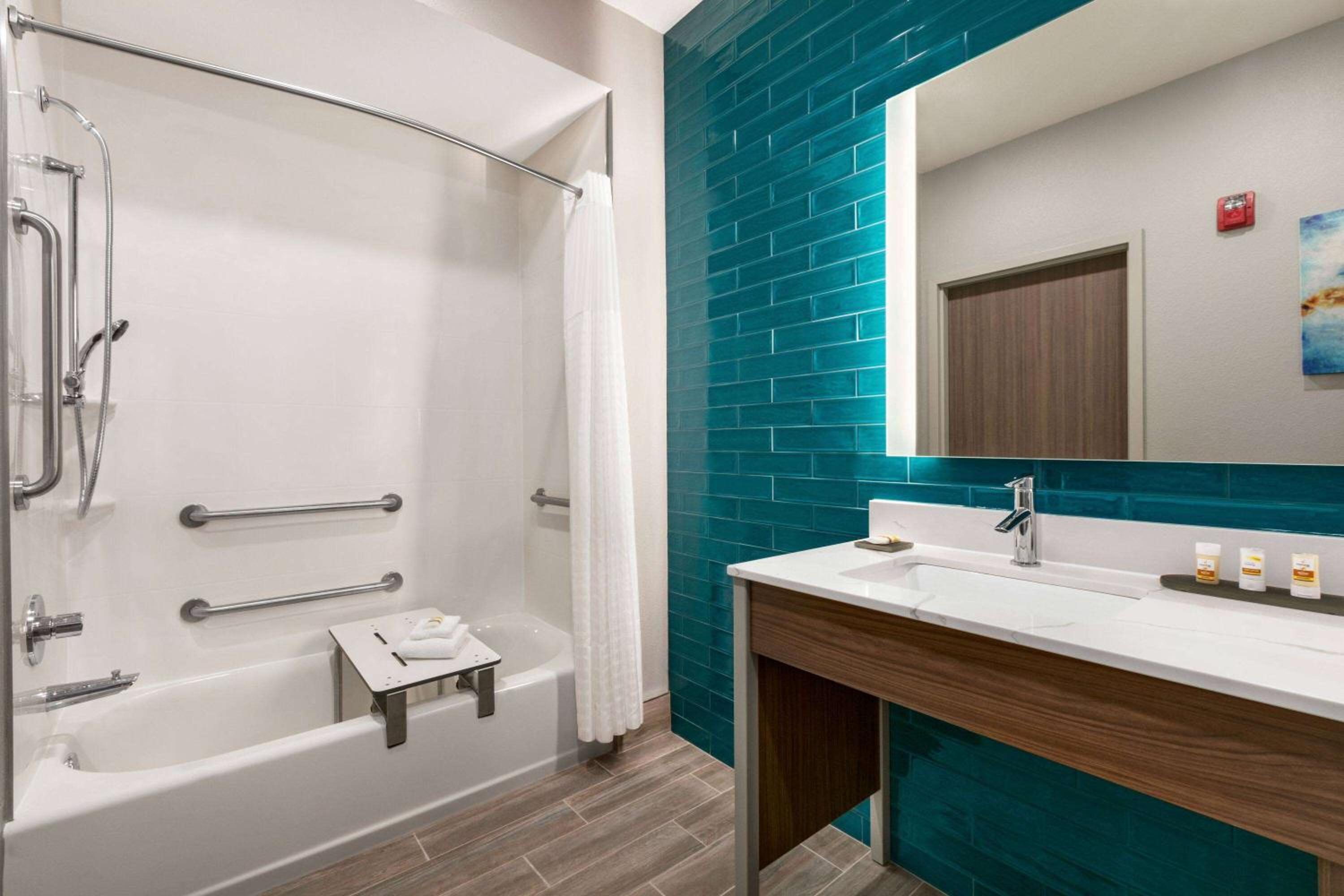 2 Queen Bed, Mobility/Hearing Accessible Room, Tub w/ Grab Bars, Non-Smoking - Photo 2