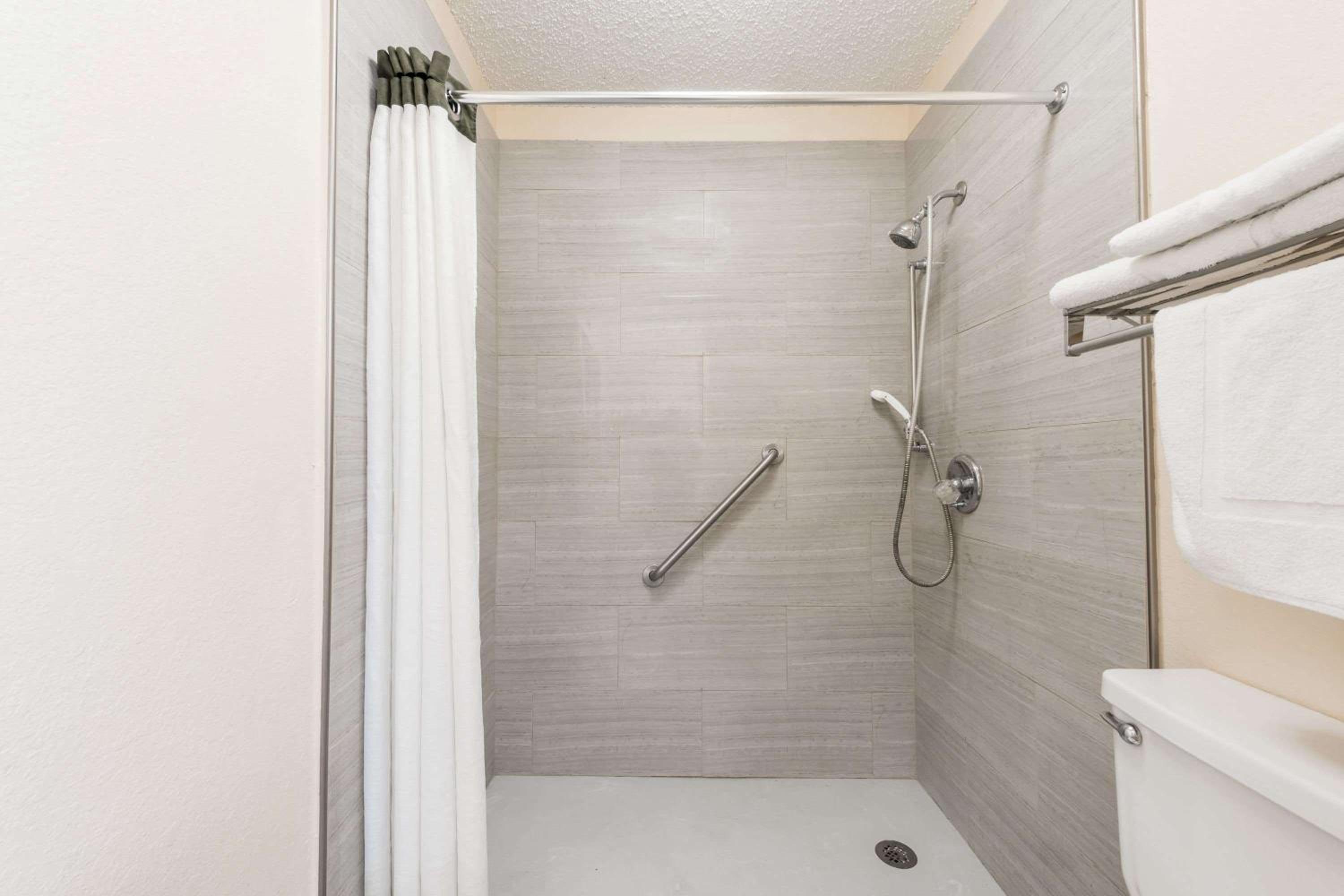 Queen Room with Two Queen Beds - Mobility Access/Non-Smoking photo 2
