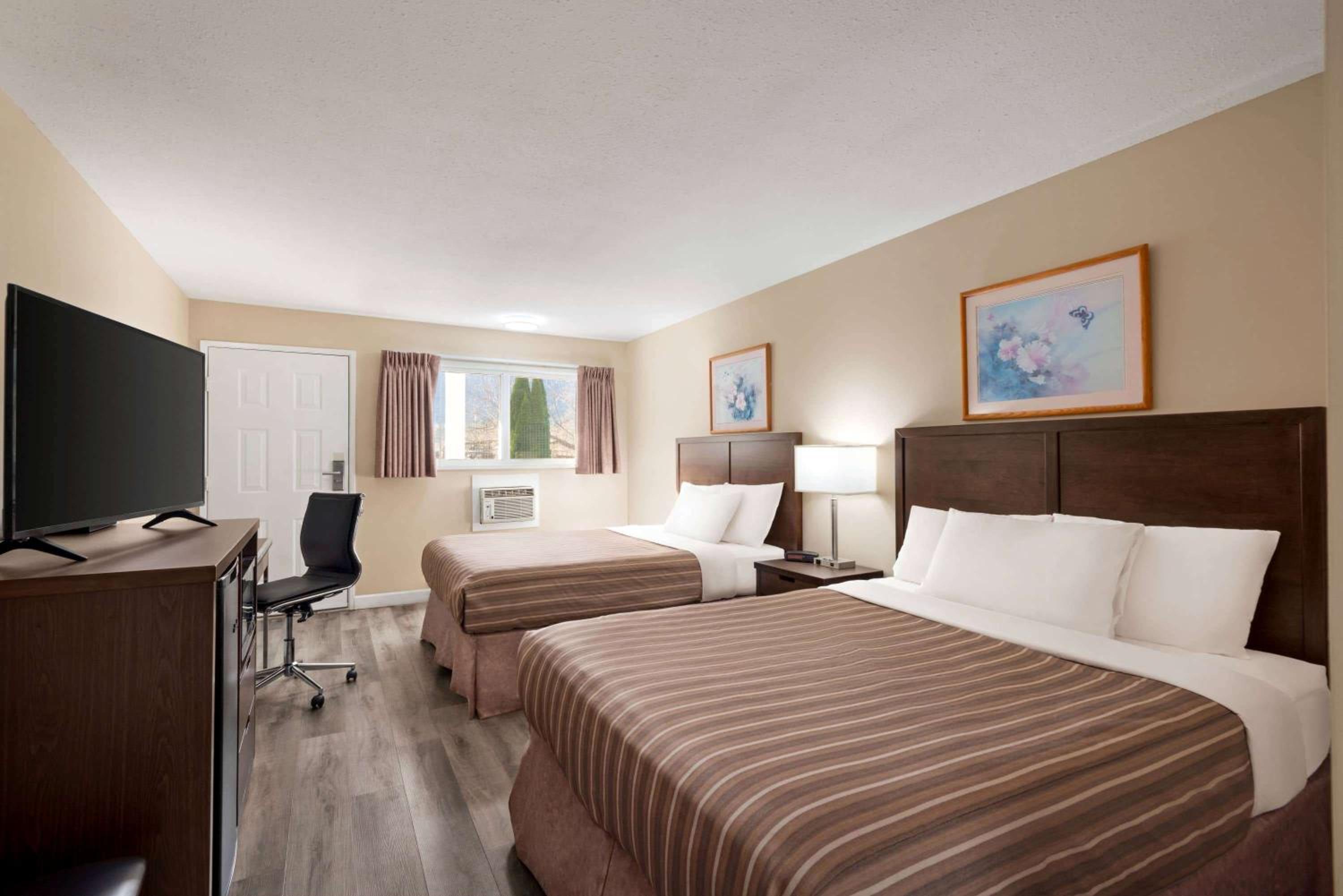 Queen Room with Two Queen Beds - Non-Smoking - Photo 1