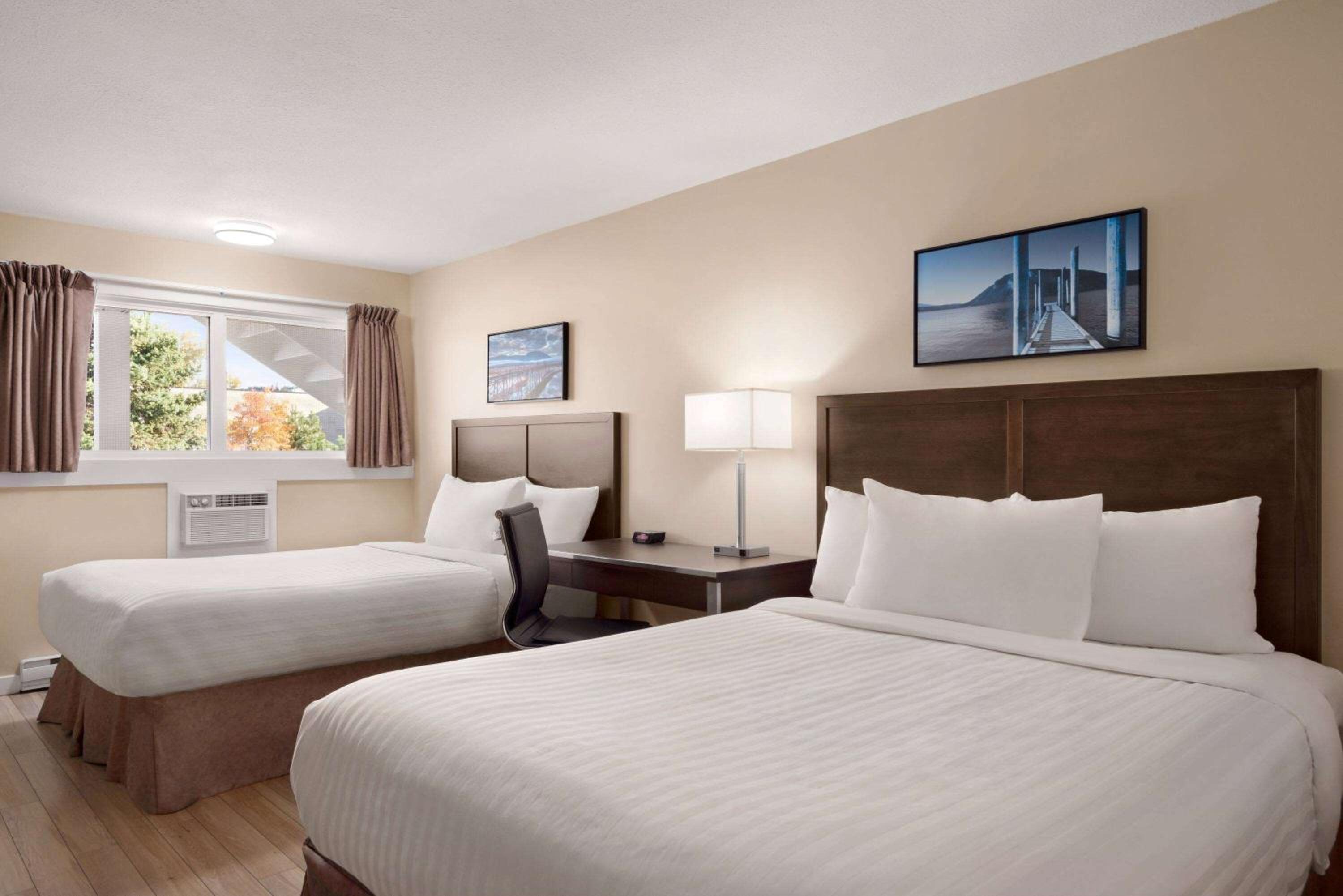 Queen Room with Two Queen Beds - Non-Smoking - Photo 6