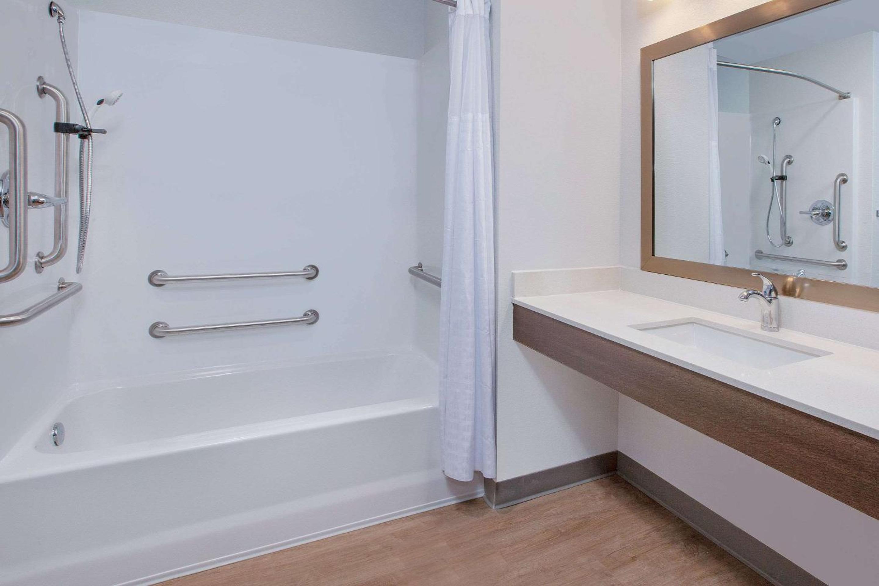 King Room with Tub - Mobility Accessible/Non-Smoking photo 3