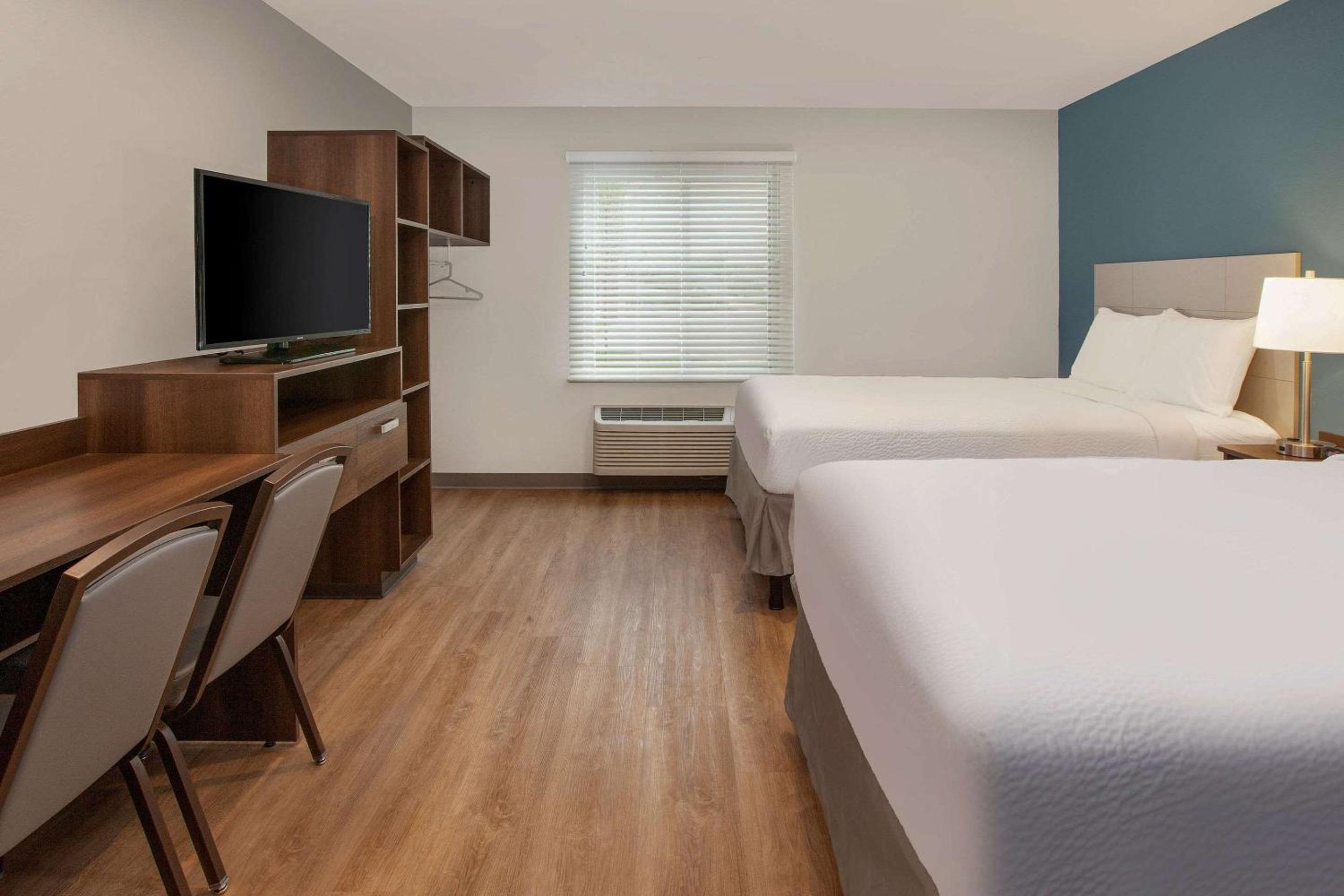Queen Room with Two Queen Beds - Non-Smoking photo 3
