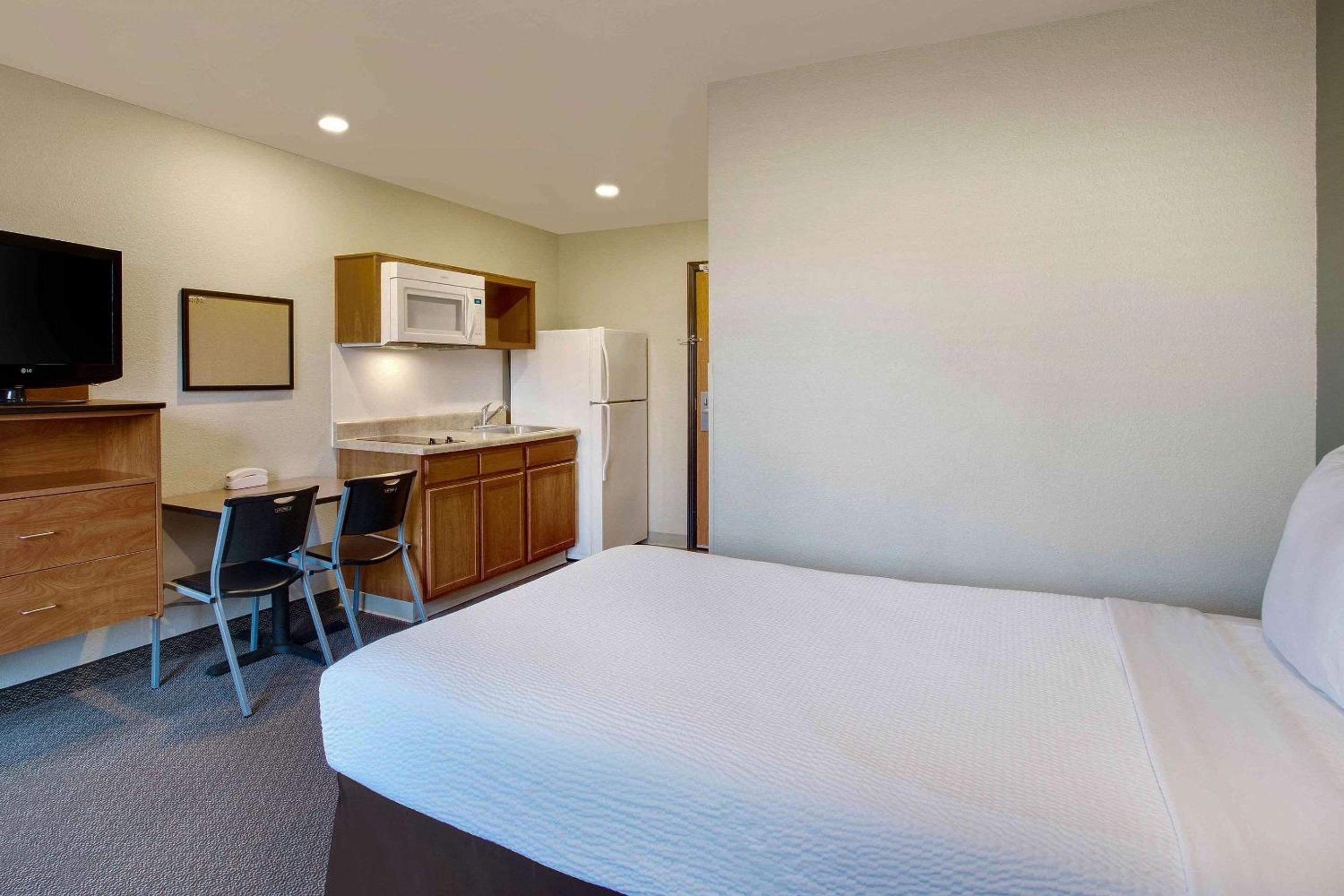 Queen Suite - Accessible/Non-Smoking photo 3