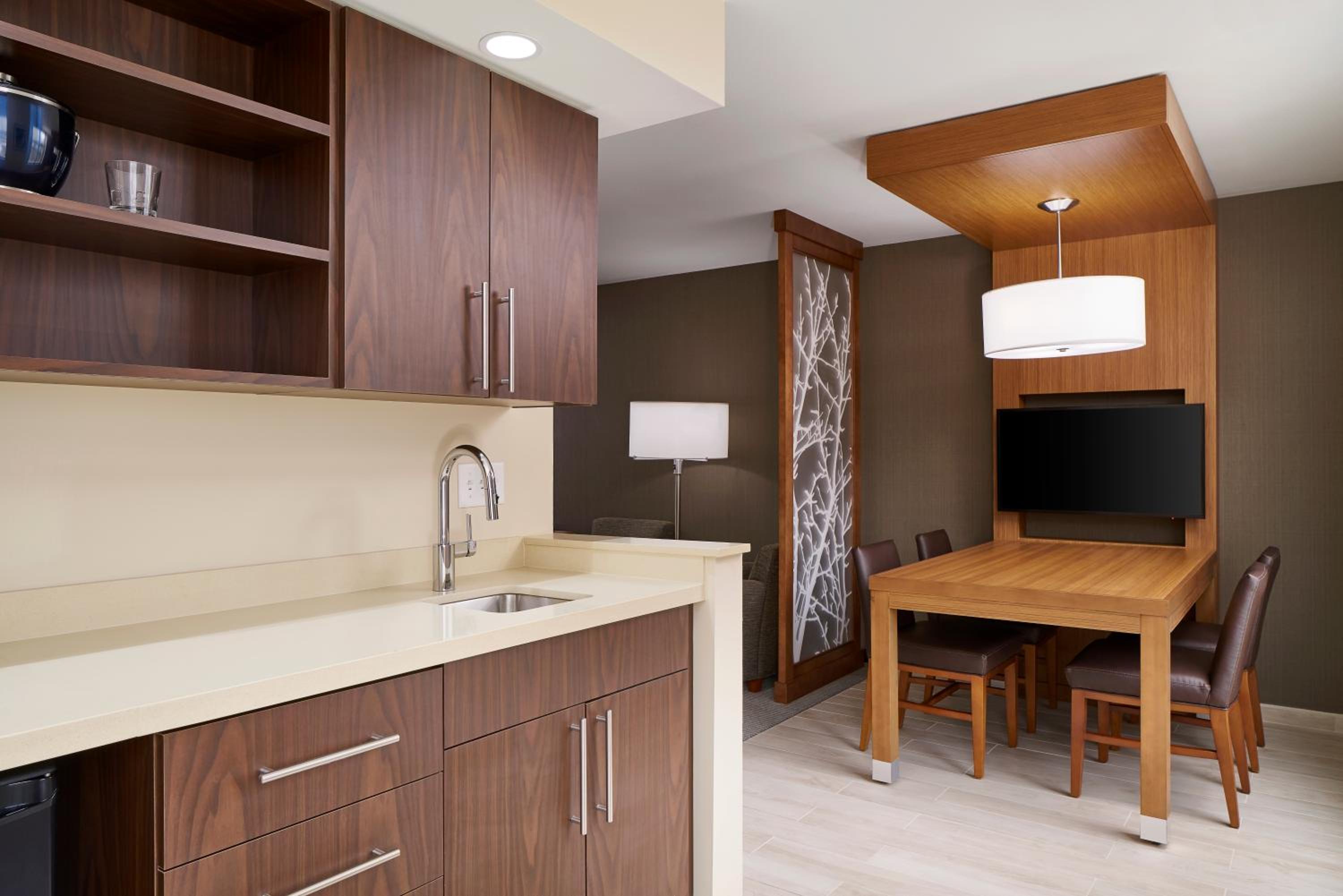 King Suite with Accessible Shower - Disability Access photo 3
