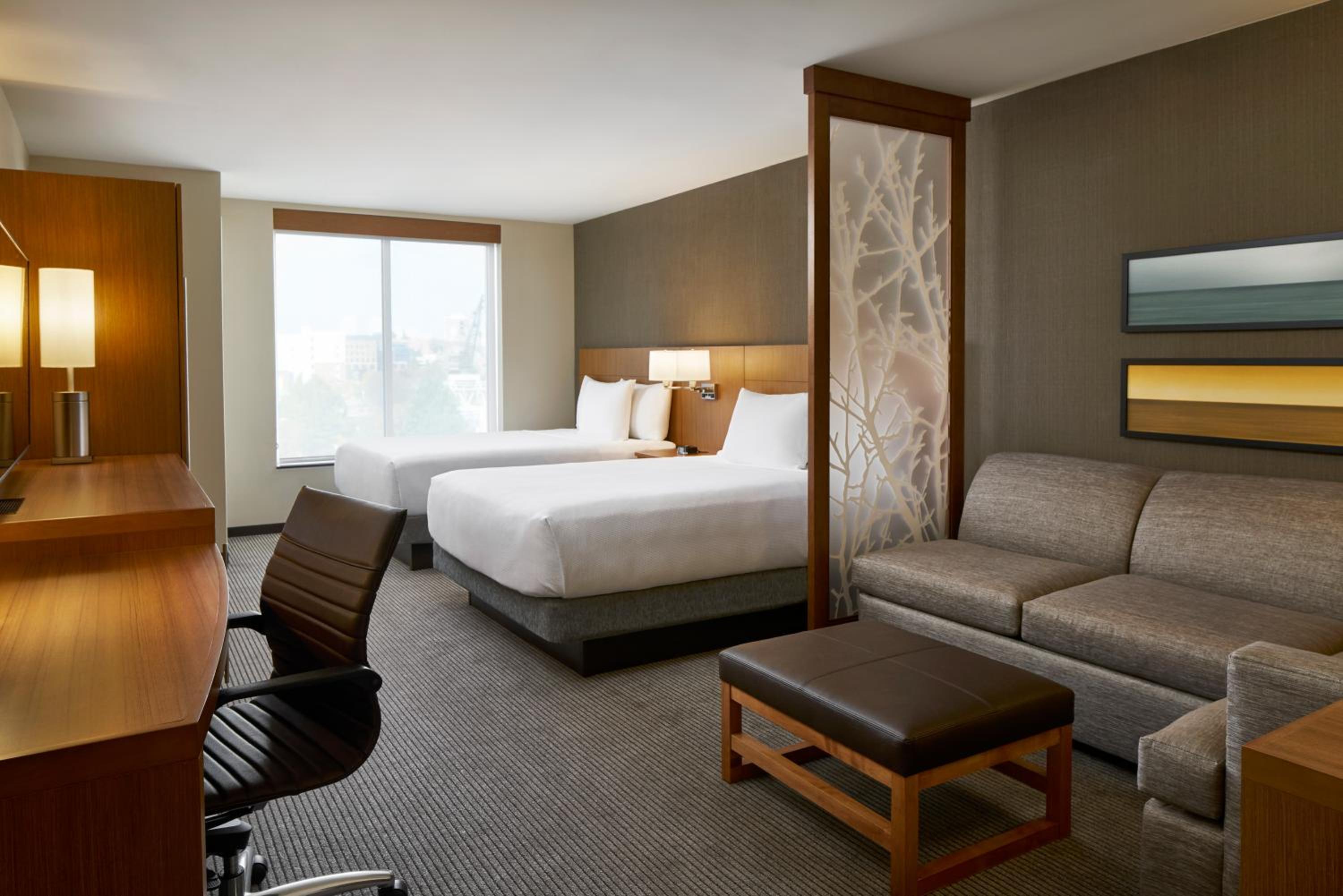 Queen Room with Two Queen Beds and View photo 1