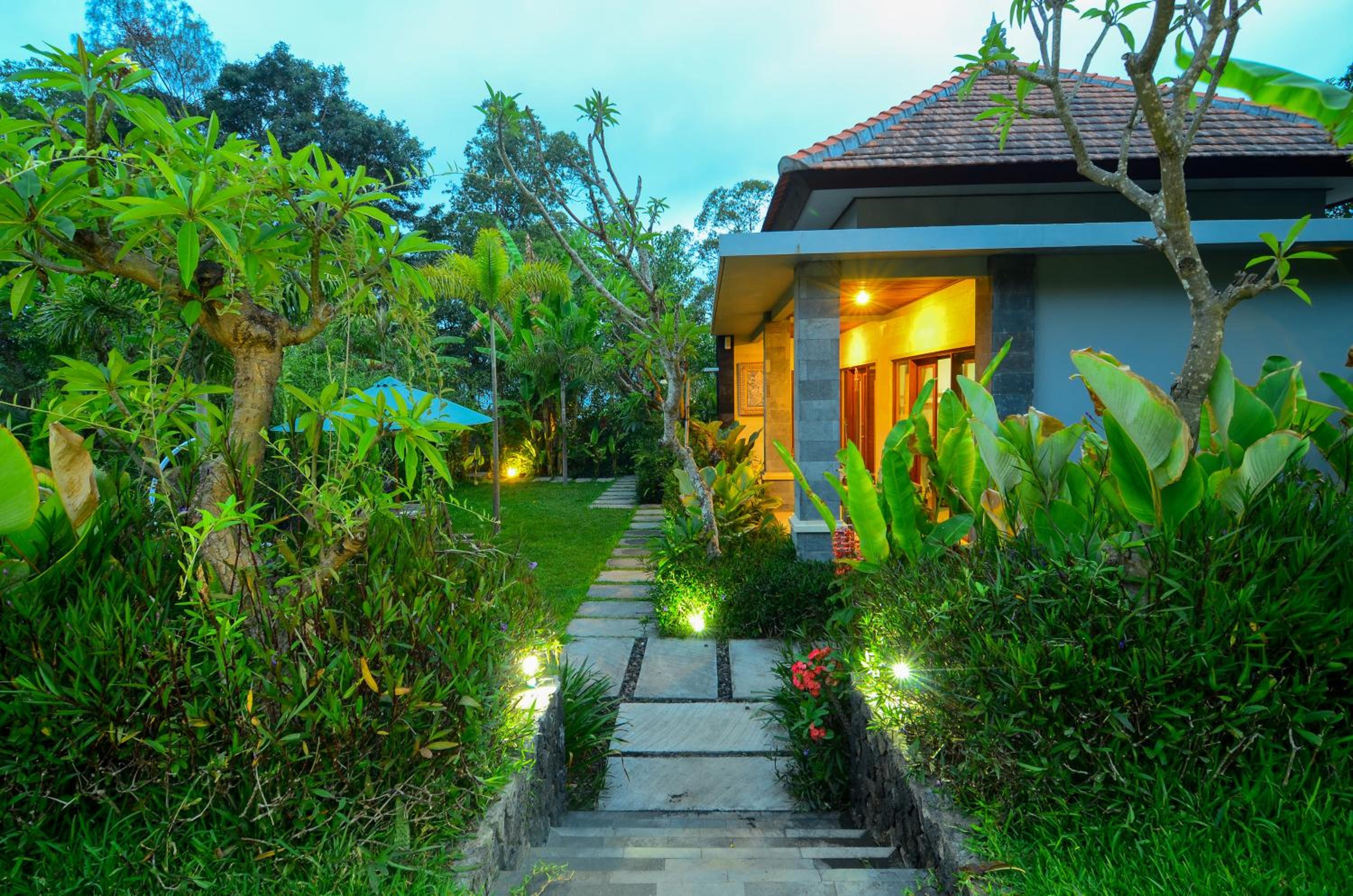 Bungalow with Garden View - Photo 24