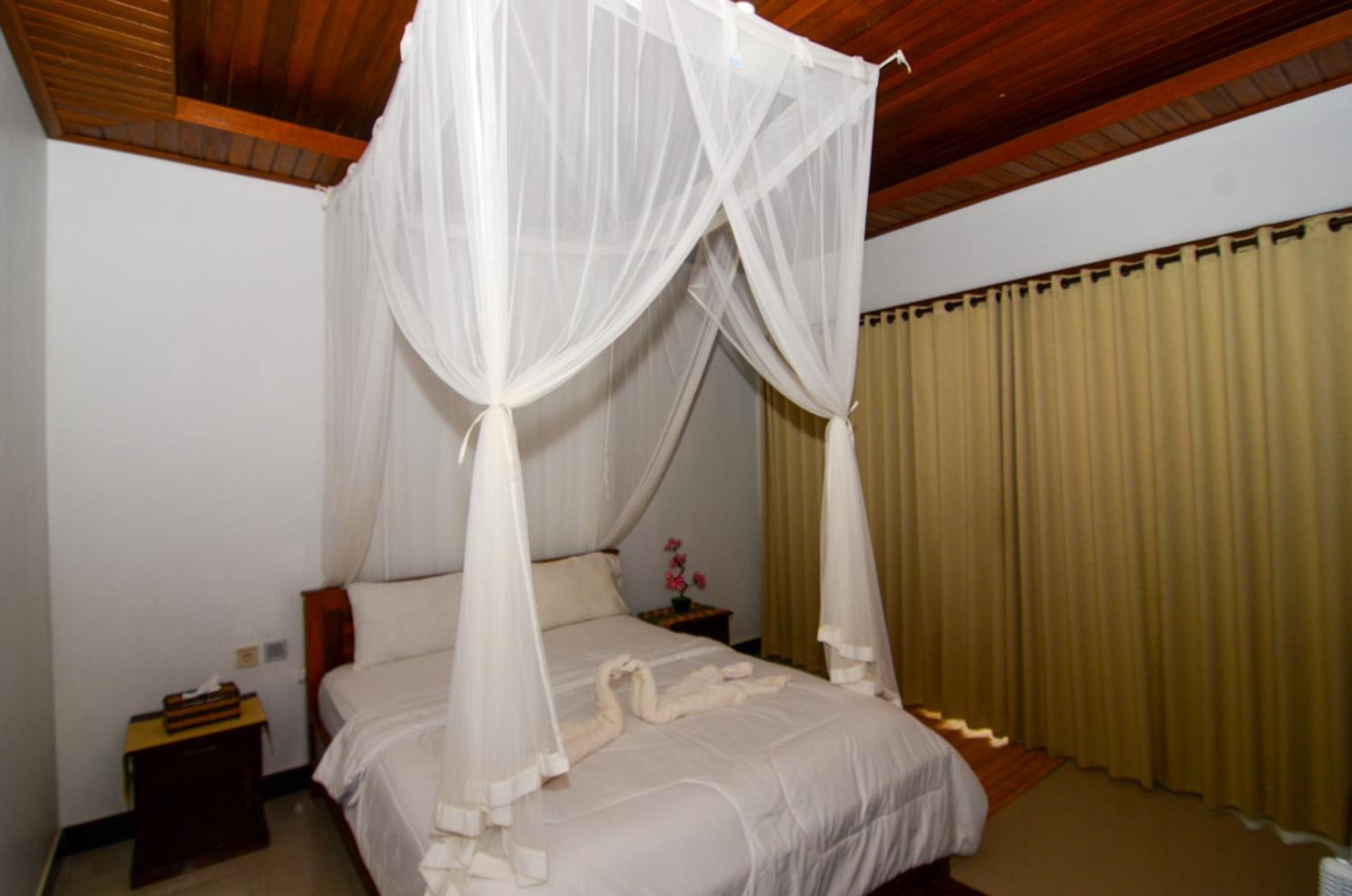 Bungalow with Garden View - Photo 2