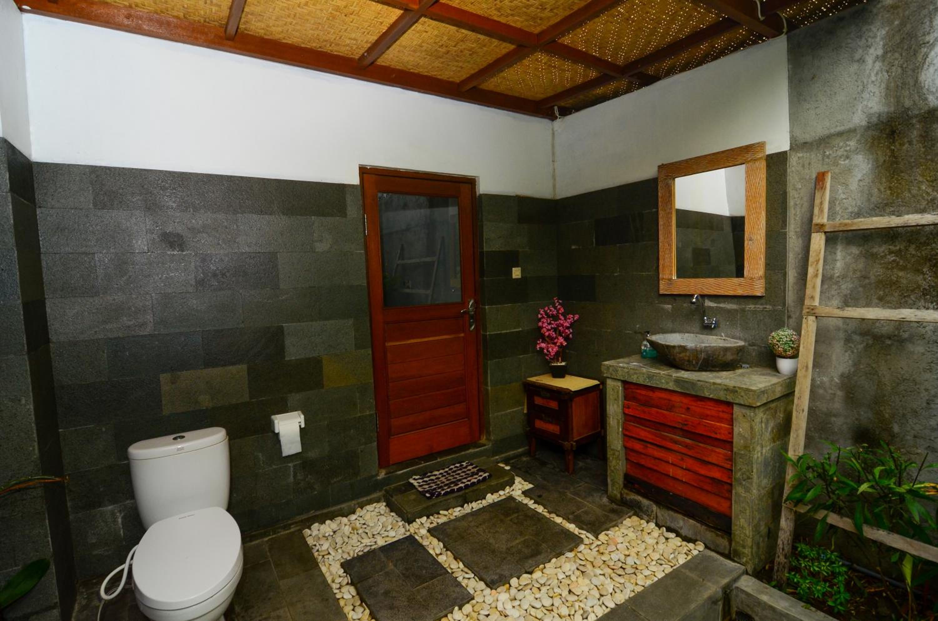 Bungalow with Garden View - Photo 25