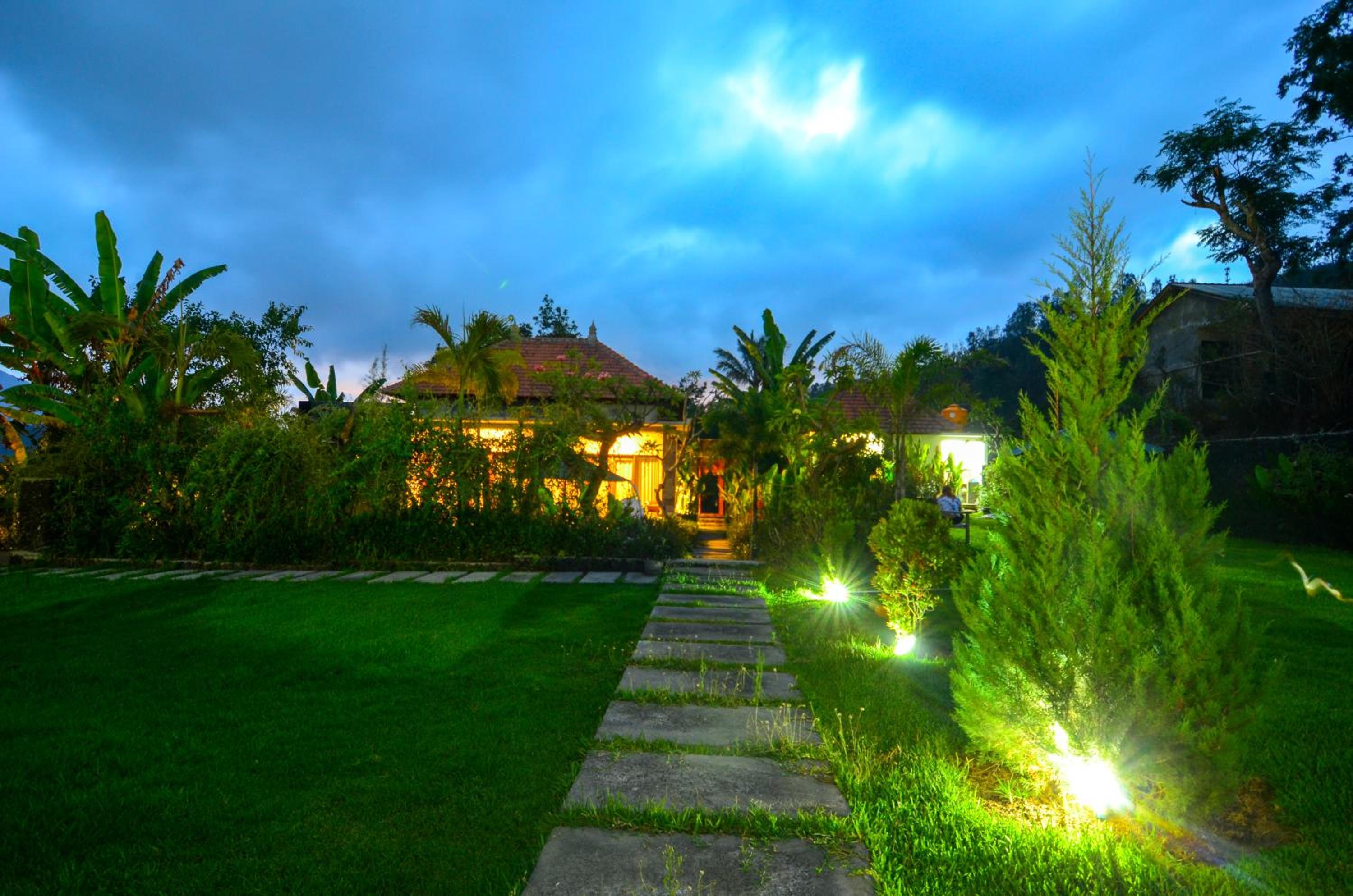 Bungalow with Garden View - Photo 7
