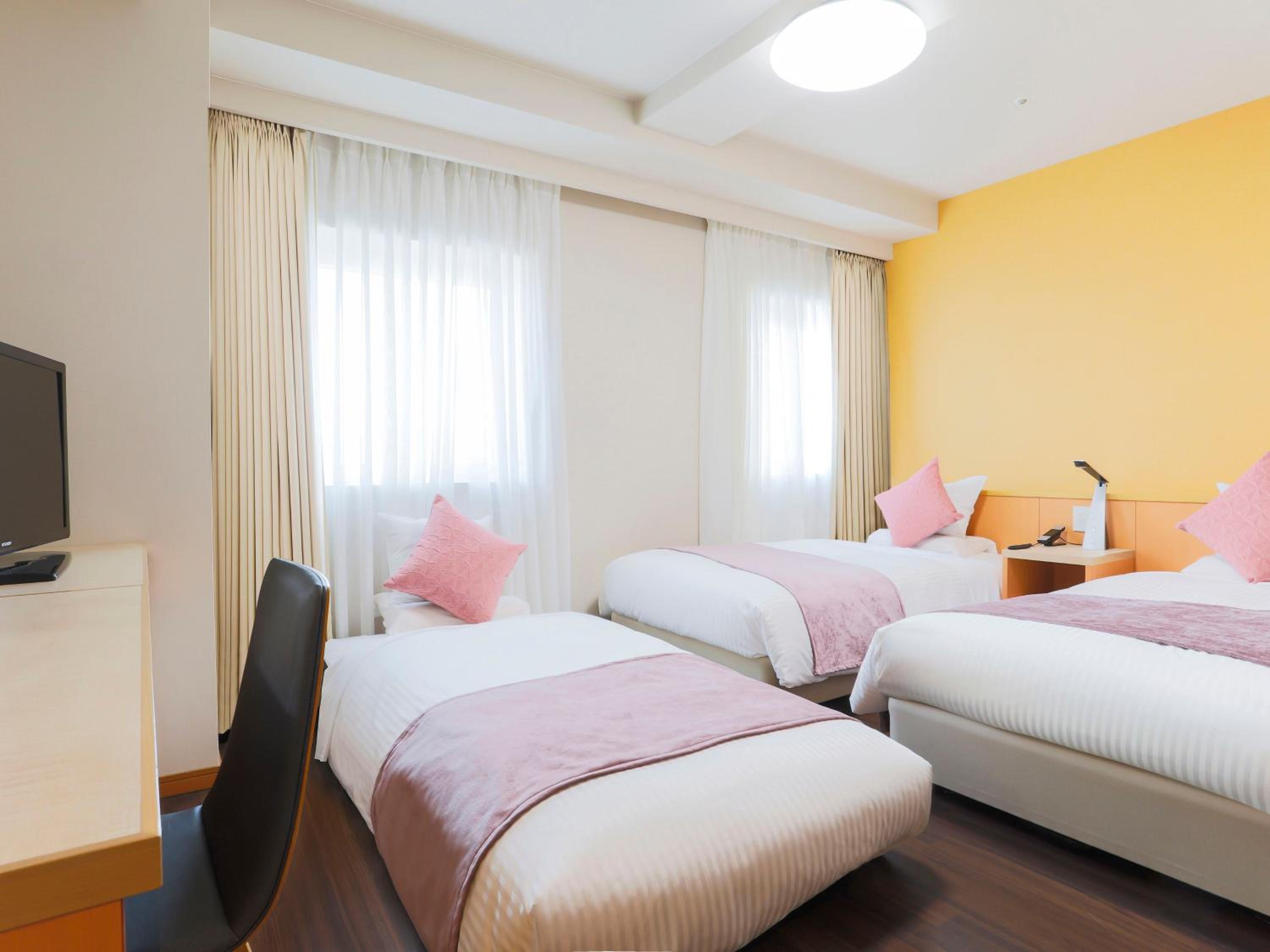Standard Twin Room High Floor - Non-Smoking