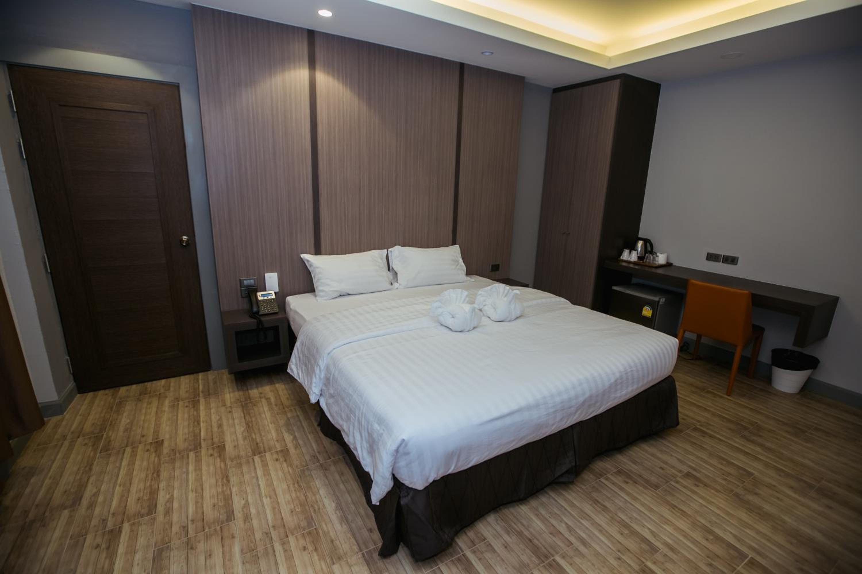 Executive Suite - Photo 6
