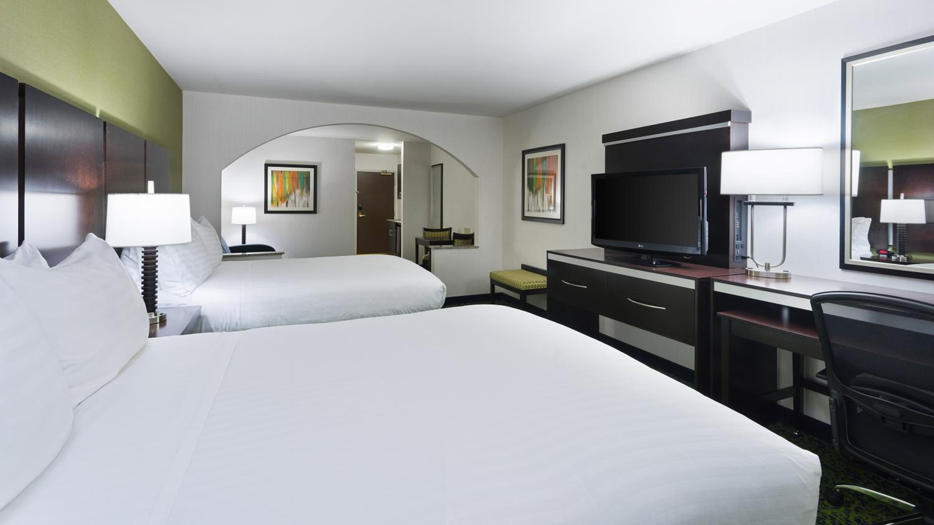 Queen Room with Two Queen Beds - Mobility Access Tub/Non-Smoking - Photo 4